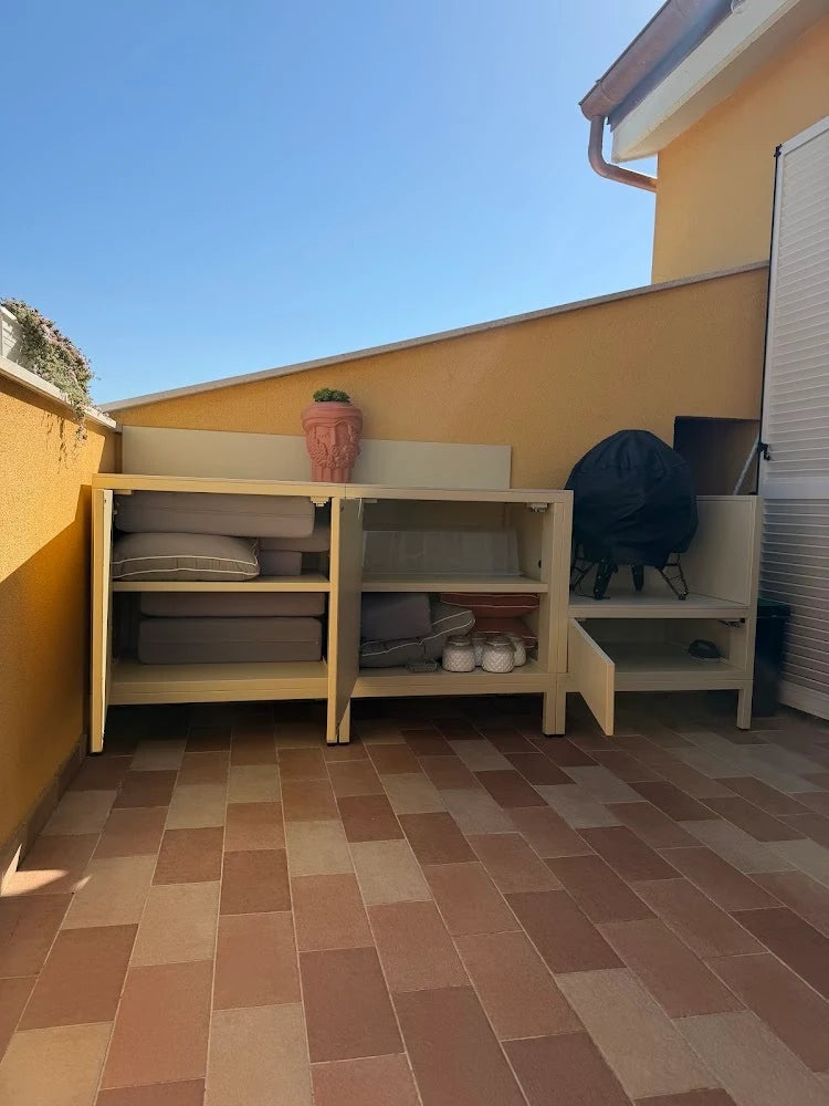 Cozinha exterior modular PILOTIS cor bege, portas abertas a revelar os compartimentos interiores