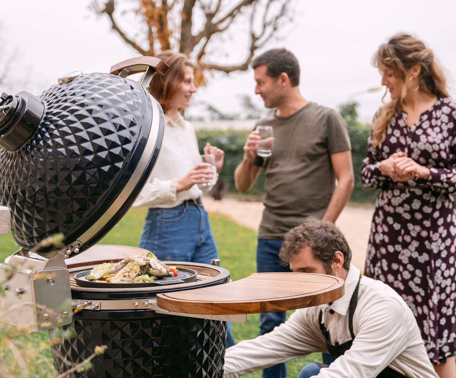 Kamado Kokko nova edição em uso, com alimentos a cozinhar para ilustrar a convivialidade e o desempenho do barbecue.