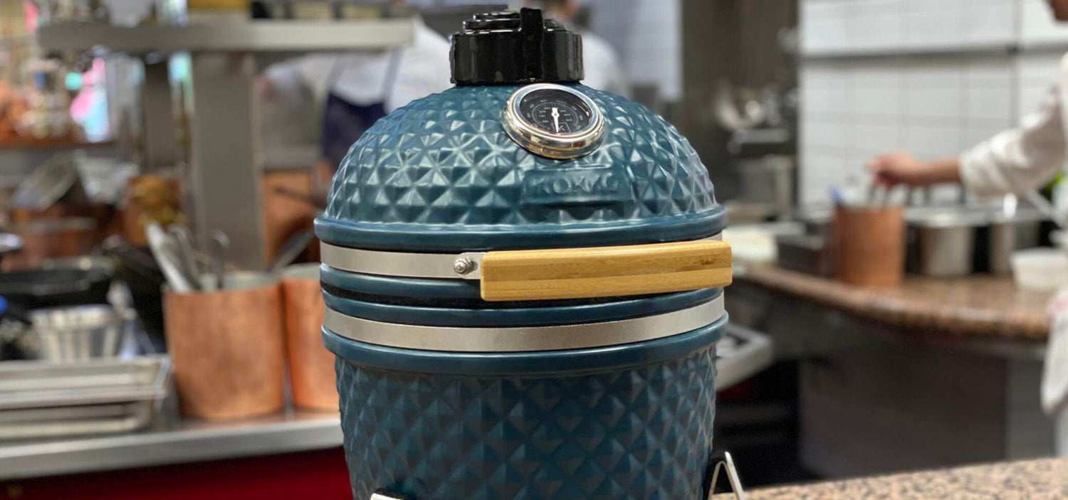 Kamado Kokko azul oceano instalado em frente a um restaurante gastronómico Paul Bocuse.