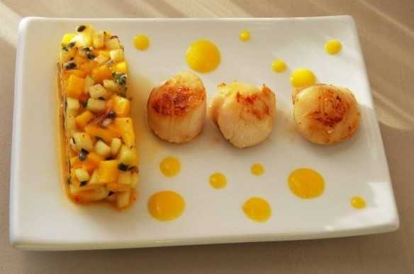 Saint-Jacques poêlées avec sauce mangue et orange