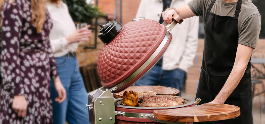 Kamado XL rouge oxyde mi-ouvert