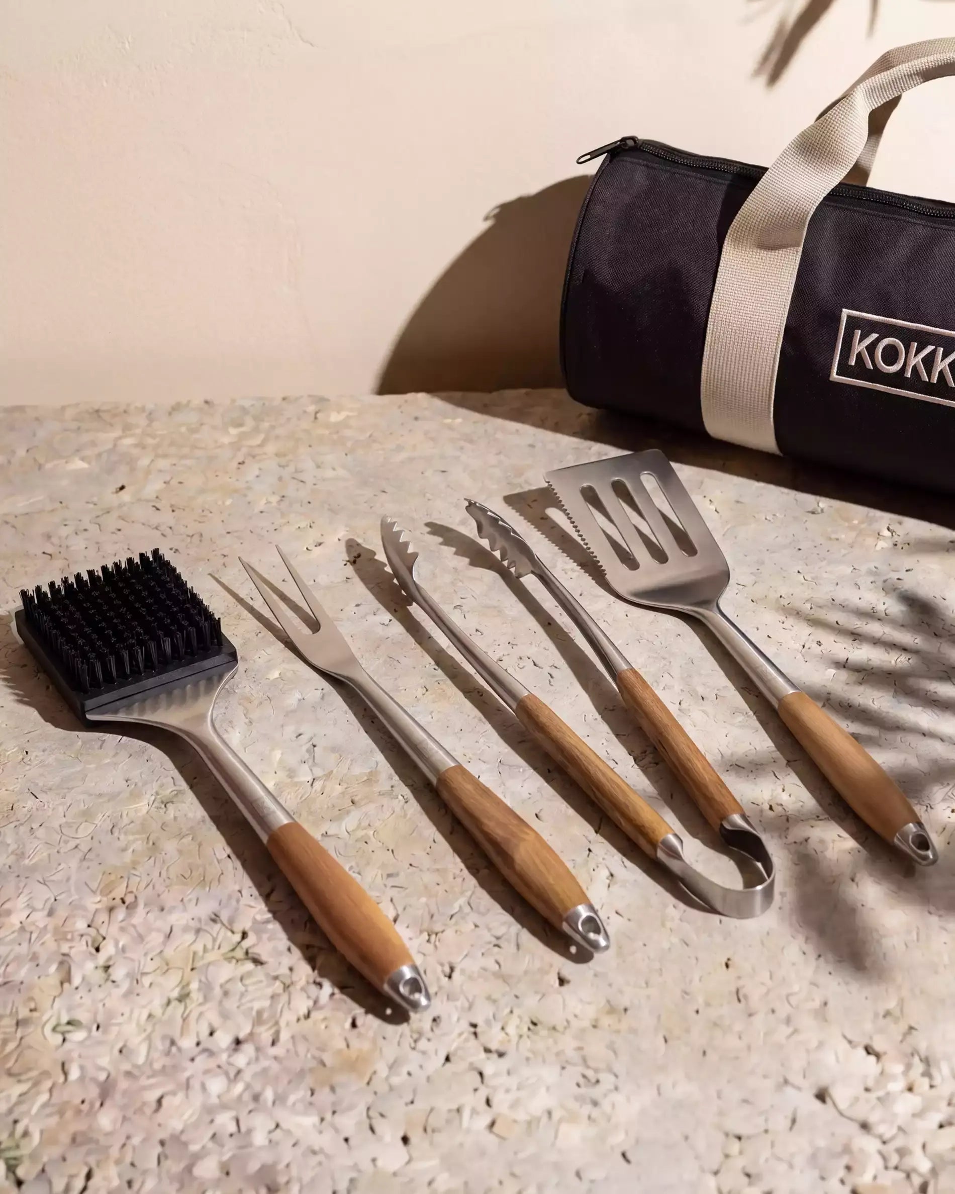 Conjunto de utensílios para barbecue Kokko 4 peças (escova, garfo, pinça, espátula) com cabos em madeira e bolsa de arrumação