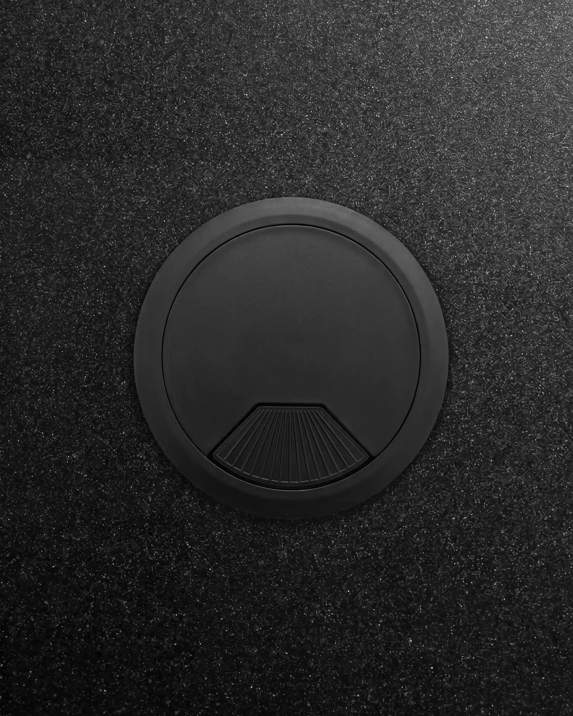 Organizador de cabos preto mate PILOTIS, painel plano com passagem circular