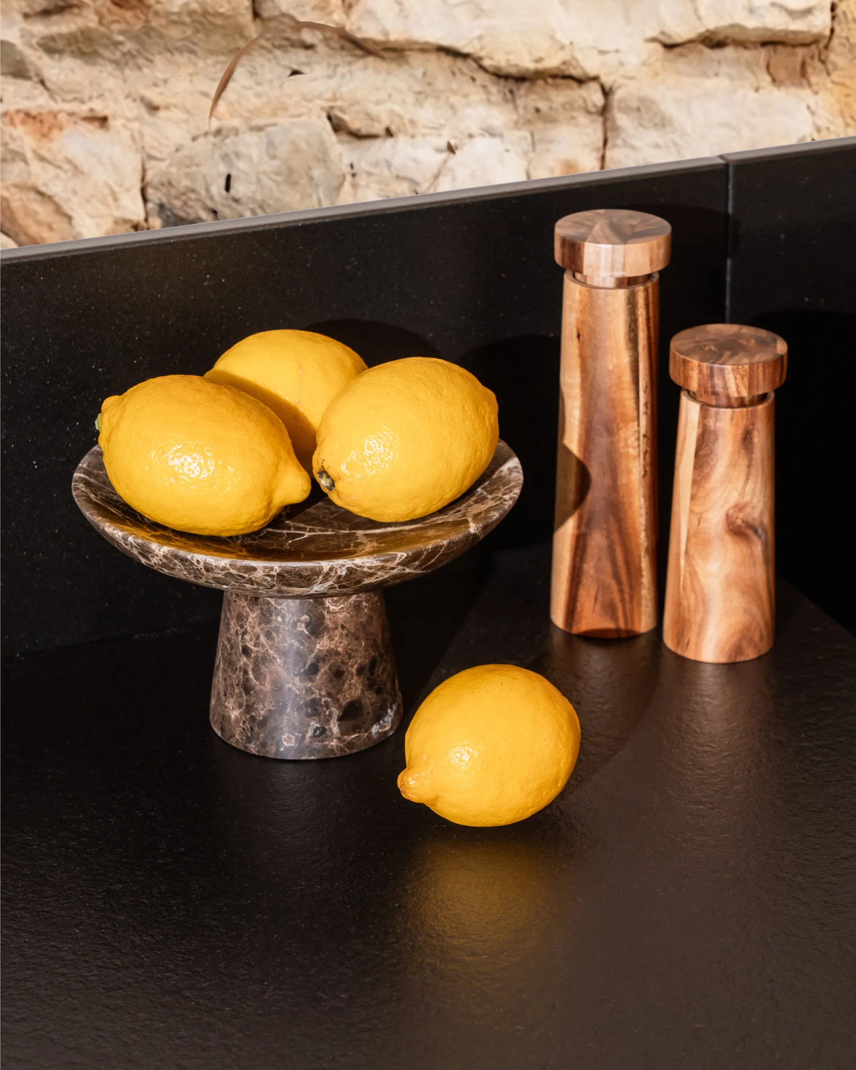 Tabuleiro preto módulo Classic PILOTIS com limões e moinhos de especiarias em cobre, vista de perto