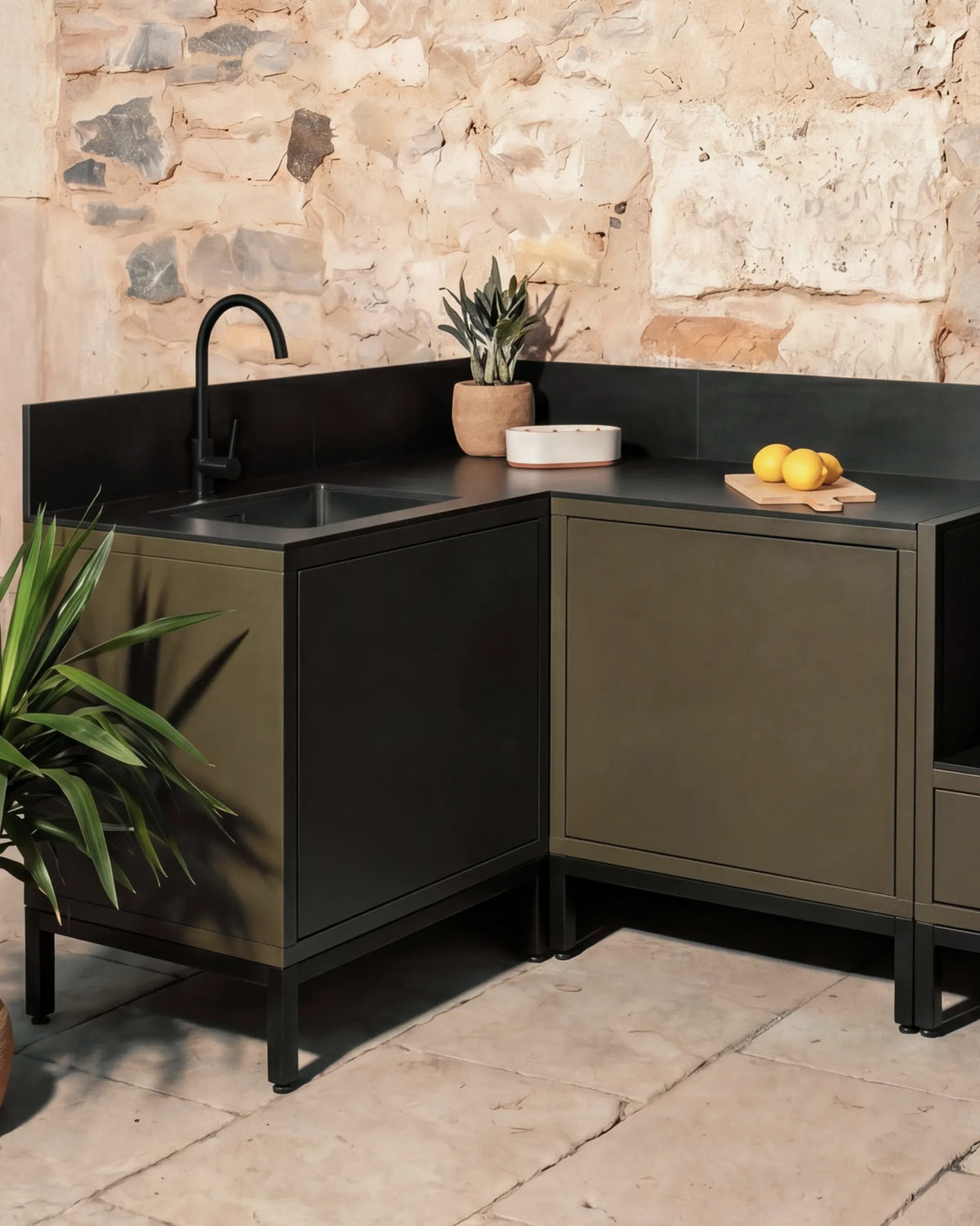 Módulo de canto verde-azeitona PILOTIS com lava-loiça e tampo preto, cozinha exterior
