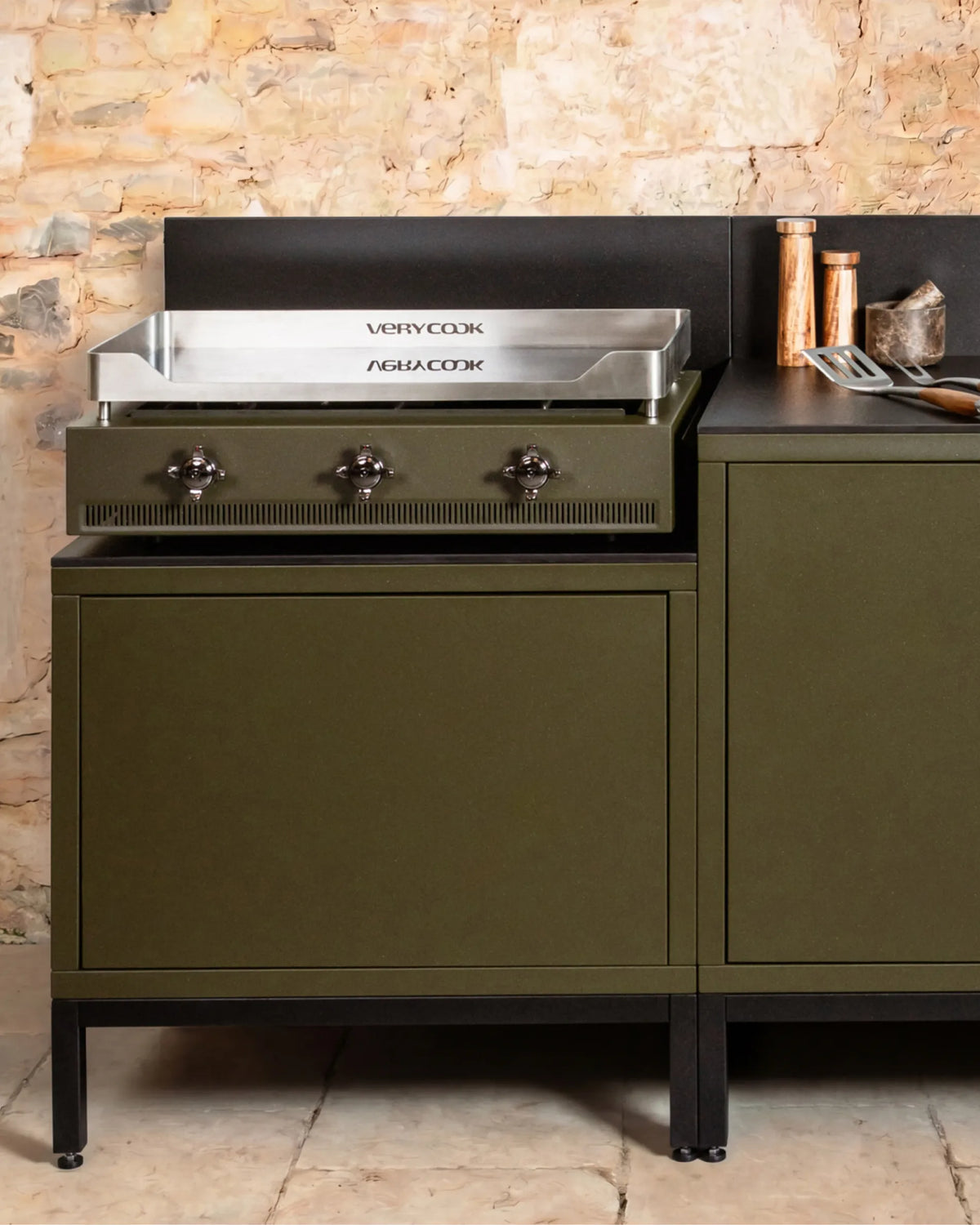 Plancha Verycook instalada num módulo verde-azeitona PILOTIS, cozinha exterior com acessórios em cobre