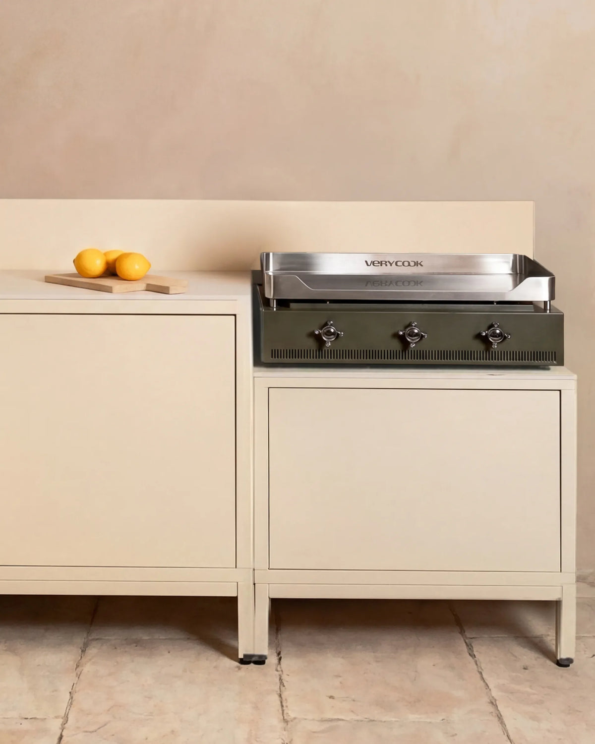 Plancha Verycook instalada em módulo beige creme PILOTIS, cozinha exterior