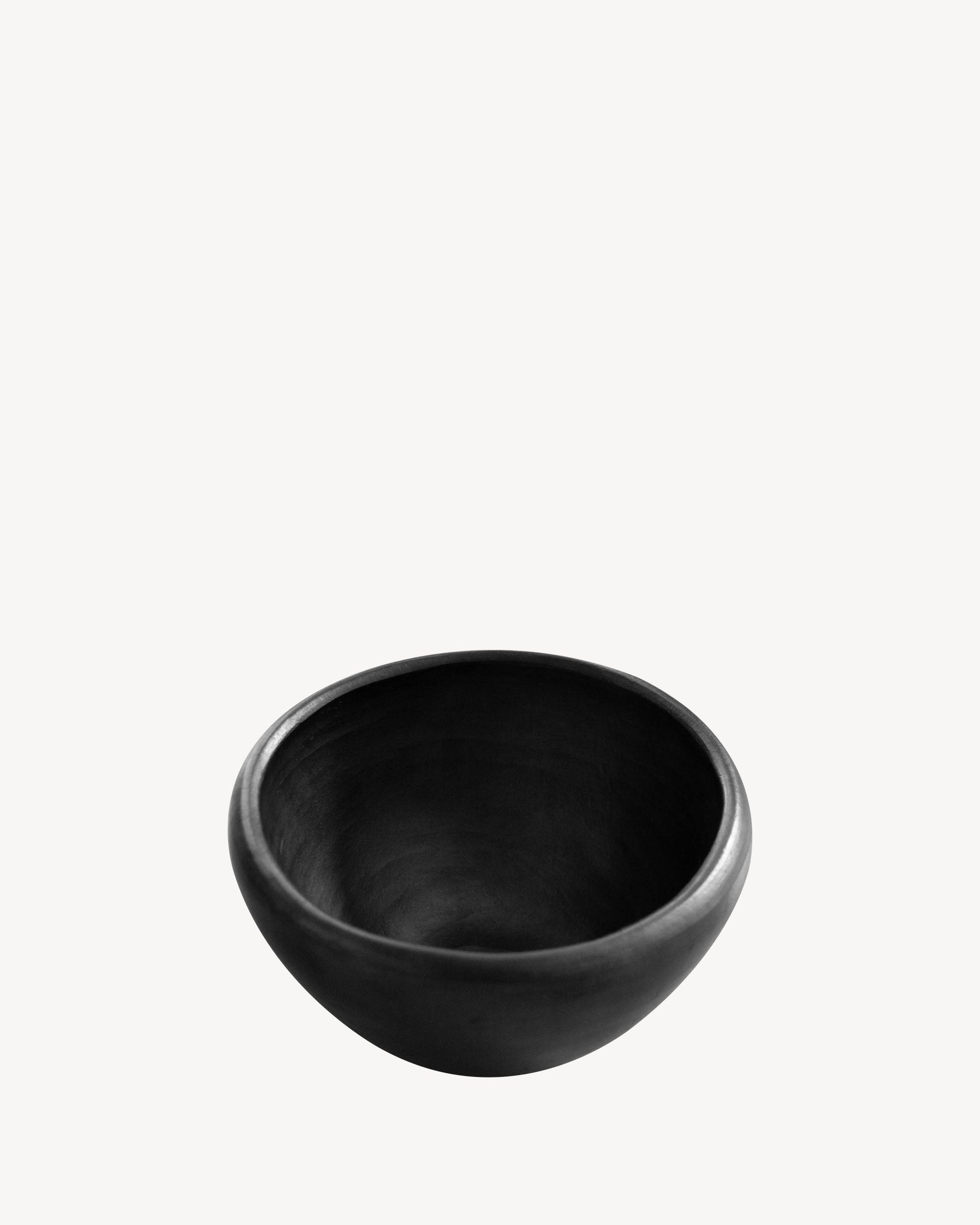 Pequena taça de barro preto Chamba