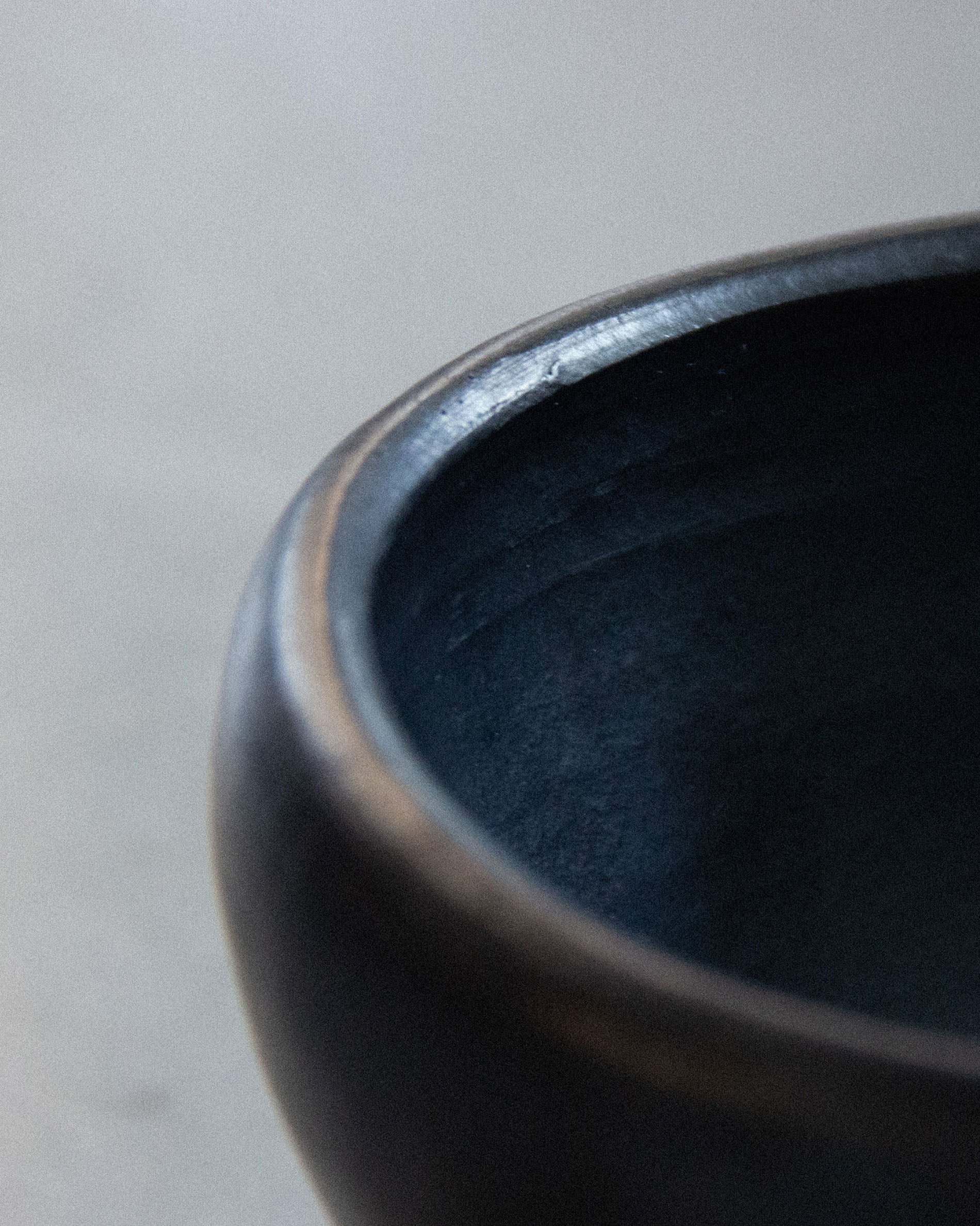 Pequena taça de barro preto Chamba