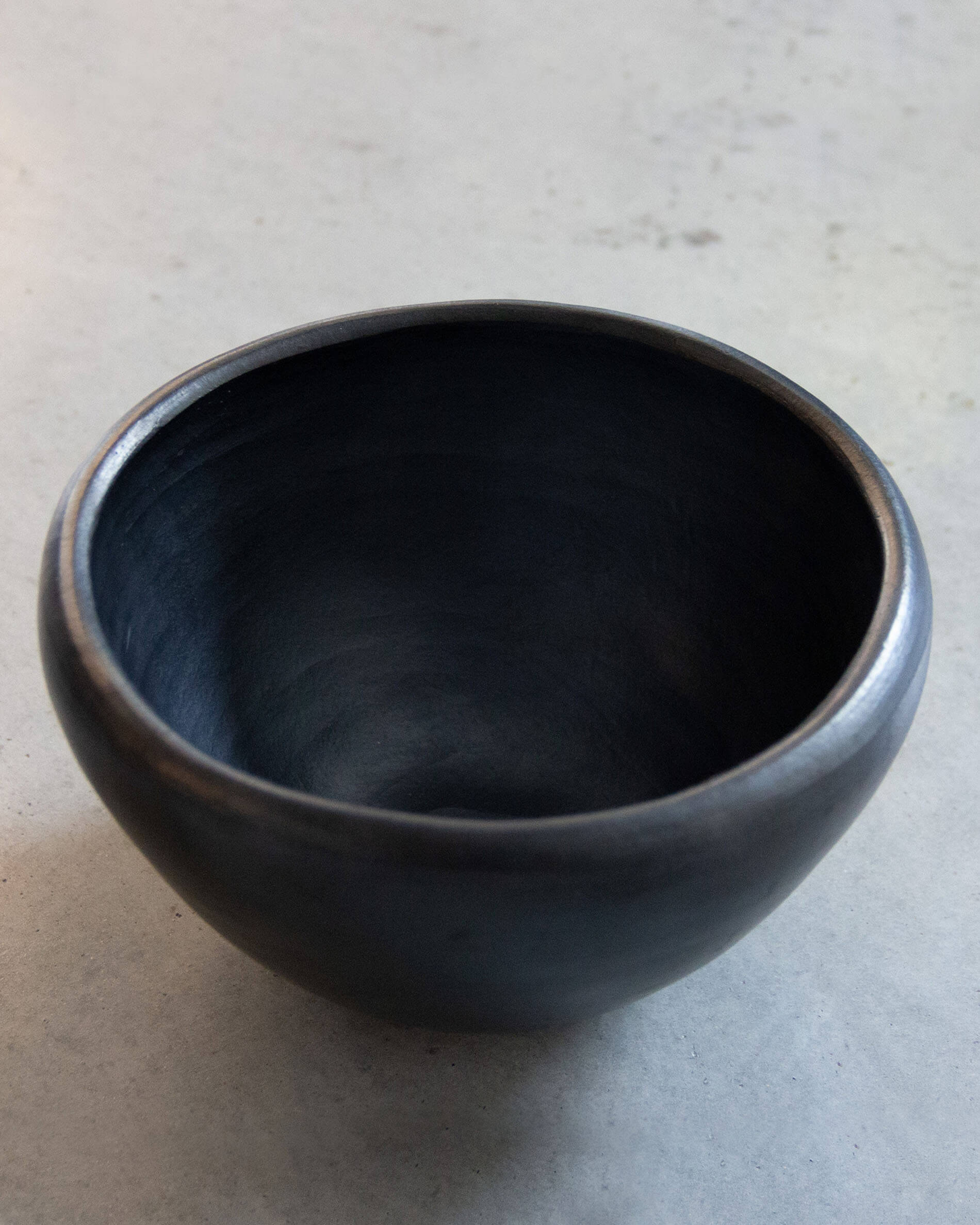 Pequena taça de barro preto Chamba