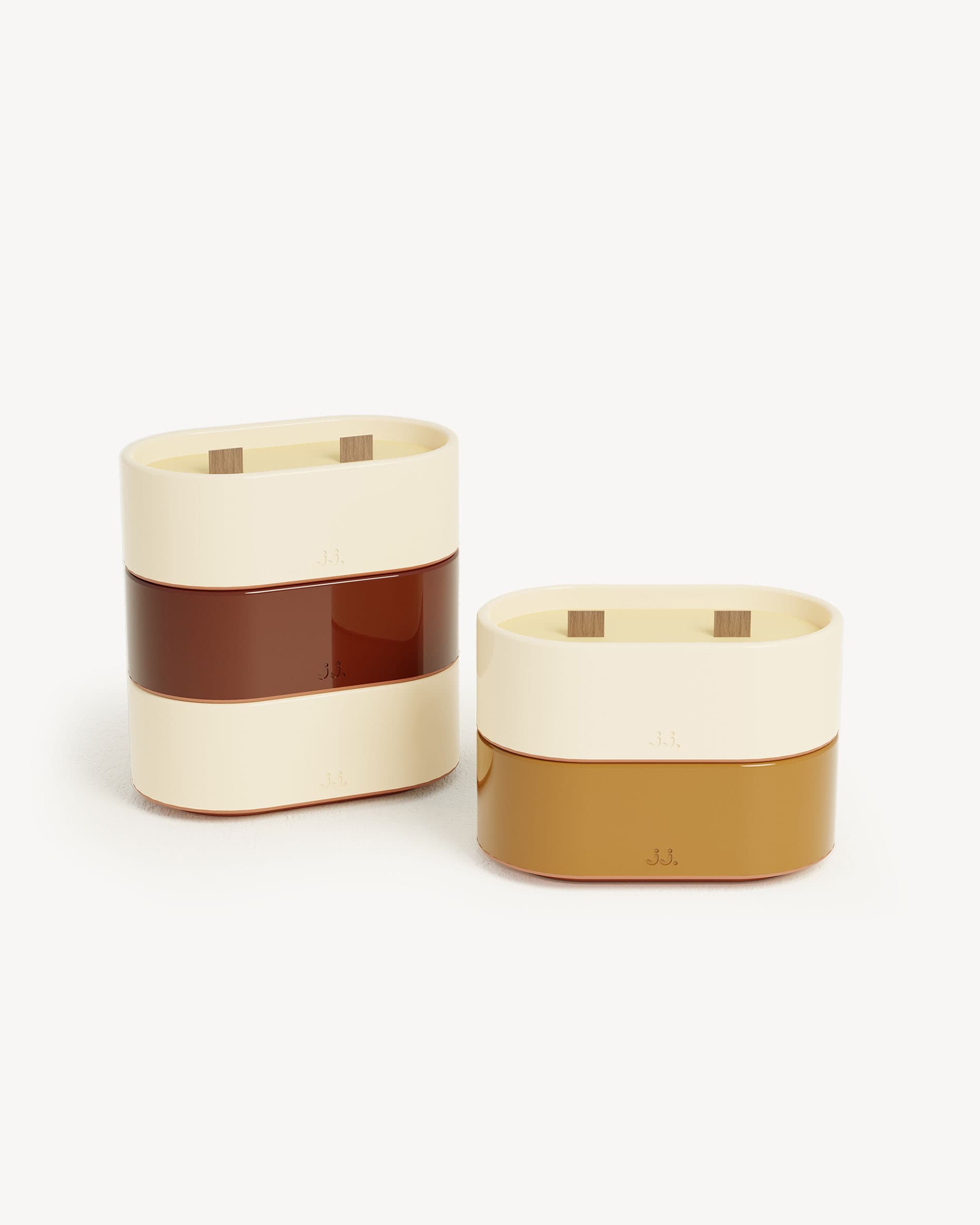 Vela Totem S em cerâmica bicolor bege marfim e vermelho óxido, perfumada com citronela e notas de gerânio.