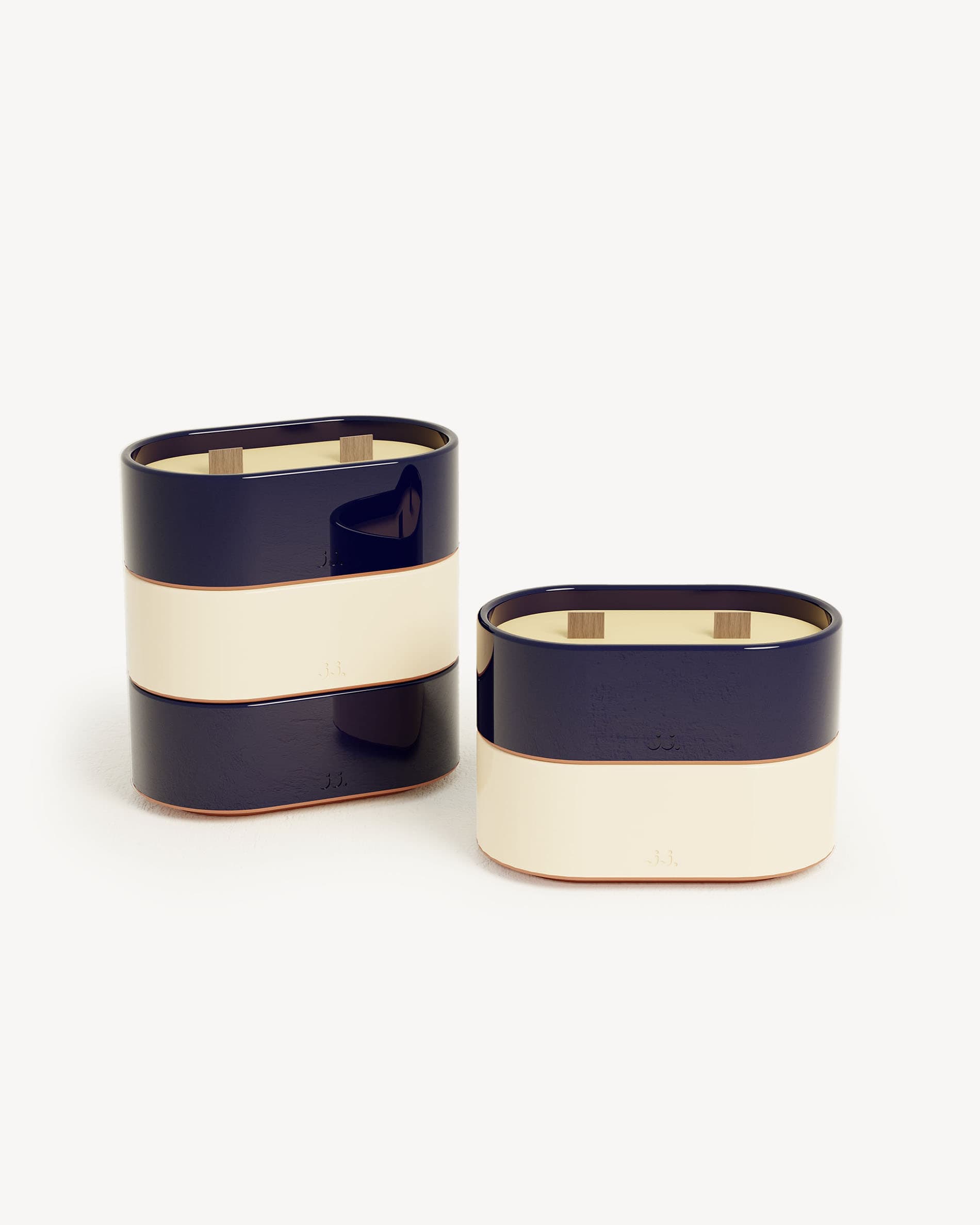 Bougie Totem S em cerâmica bicolor bege marfim e azul-marinho, perfumada com citronela e notas de limão e sal marinho.