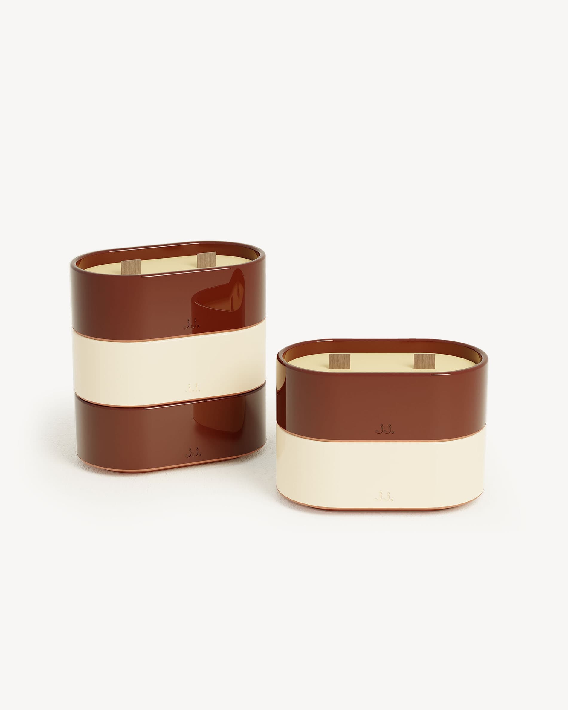 Bougies Totem S em cerâmica vidrada bege marfim e vermelho óxido, perfumadas com citronela e notas de limão e gerânio.