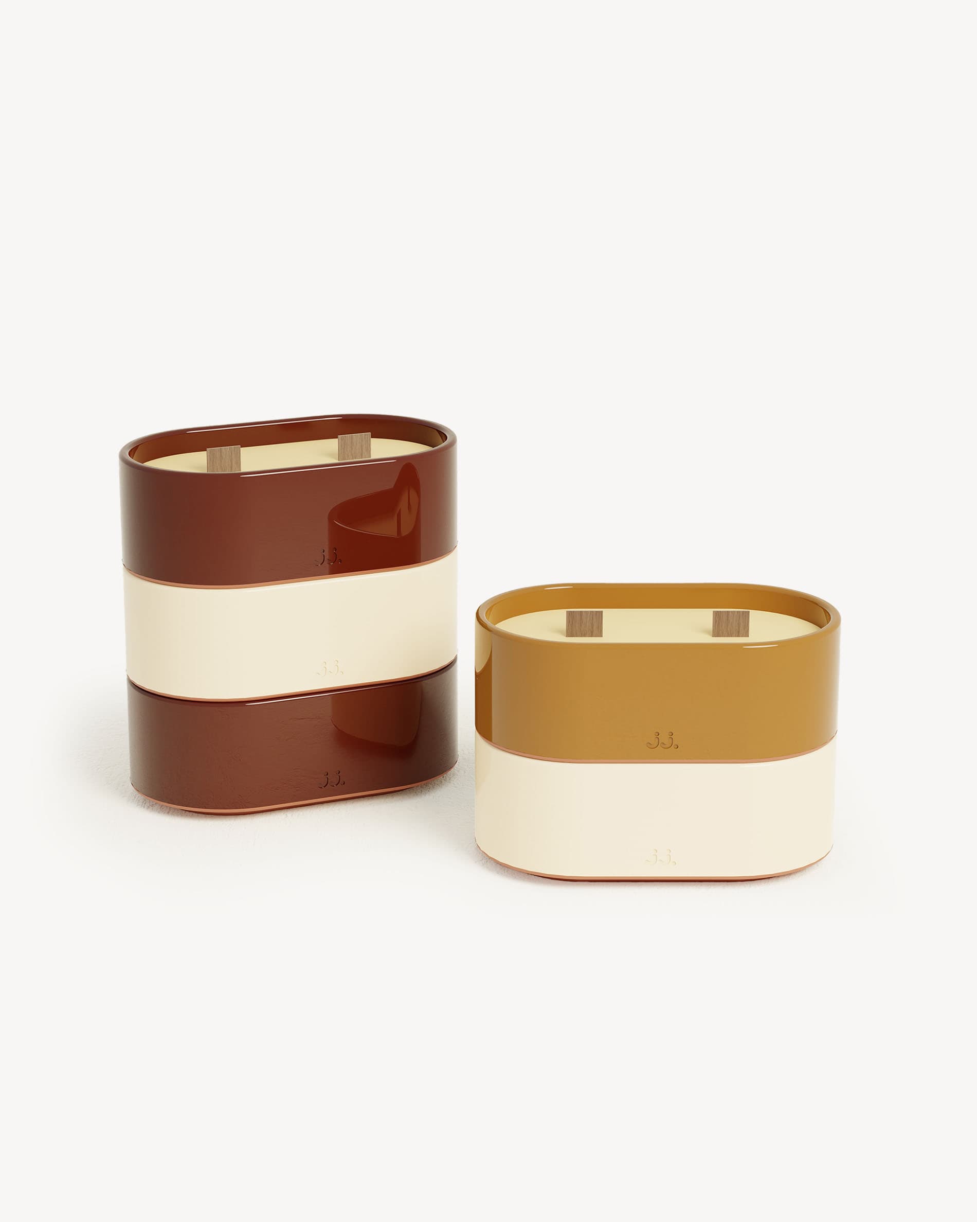 Vela Totem L em cerâmica bicolor bege marfim e castanho terra de Siena, perfumada com citronela e notas de flor de laranjeira.