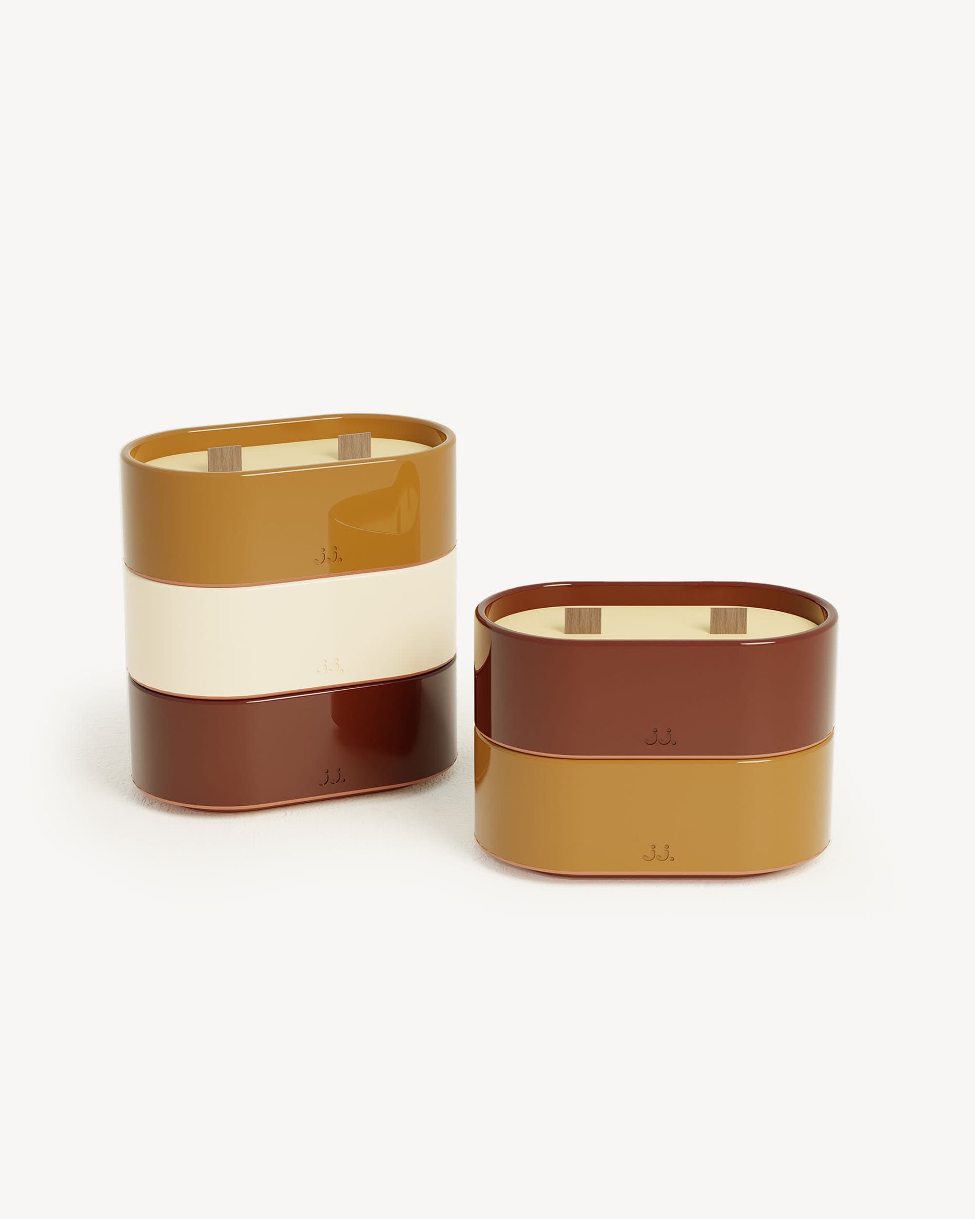 Bougies Totem S com acabamentos em vermelho óxido e castanho terra de Siena, perfumadas com citronela e notas de gerânio e flor de laranjeira.