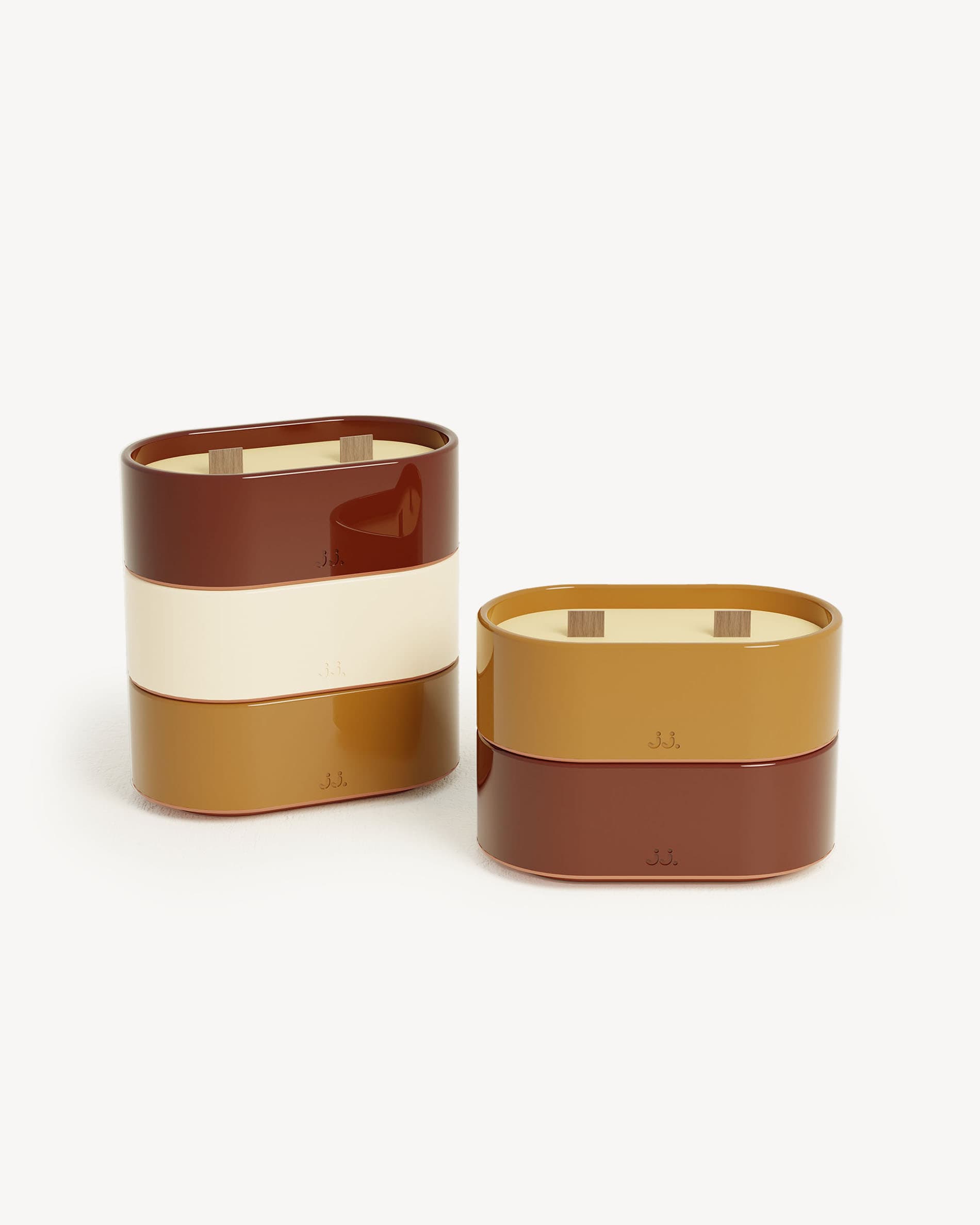 Bougies Totem S com acabamentos em vermelho óxido e castanho terra de Siena, perfumadas com citronela e notas de gerânio e flor de laranjeira.