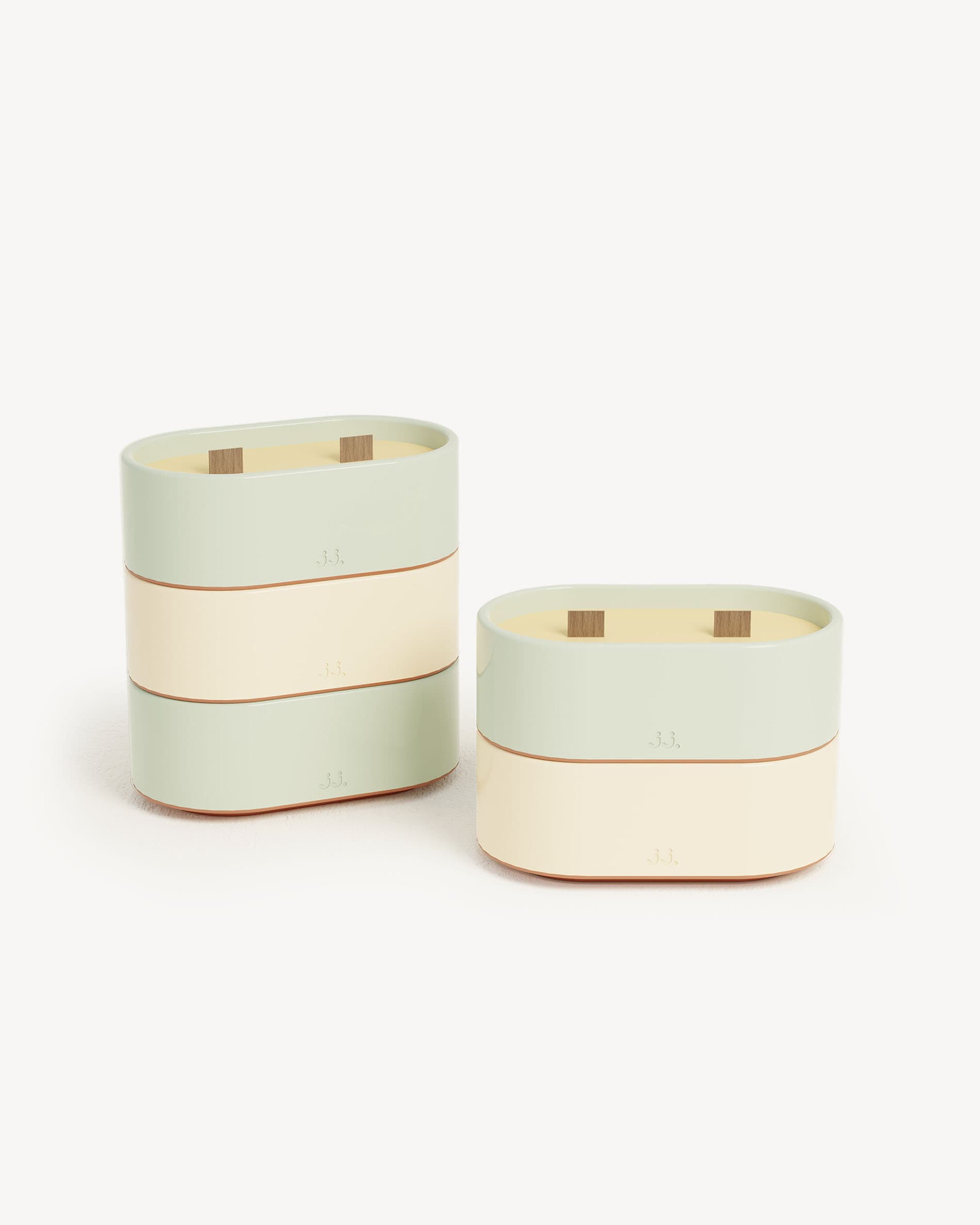 Conjunto de velas Totem S em verde água e bege marfim, cera perfumada com citronela combinada com eucalipto e limão.