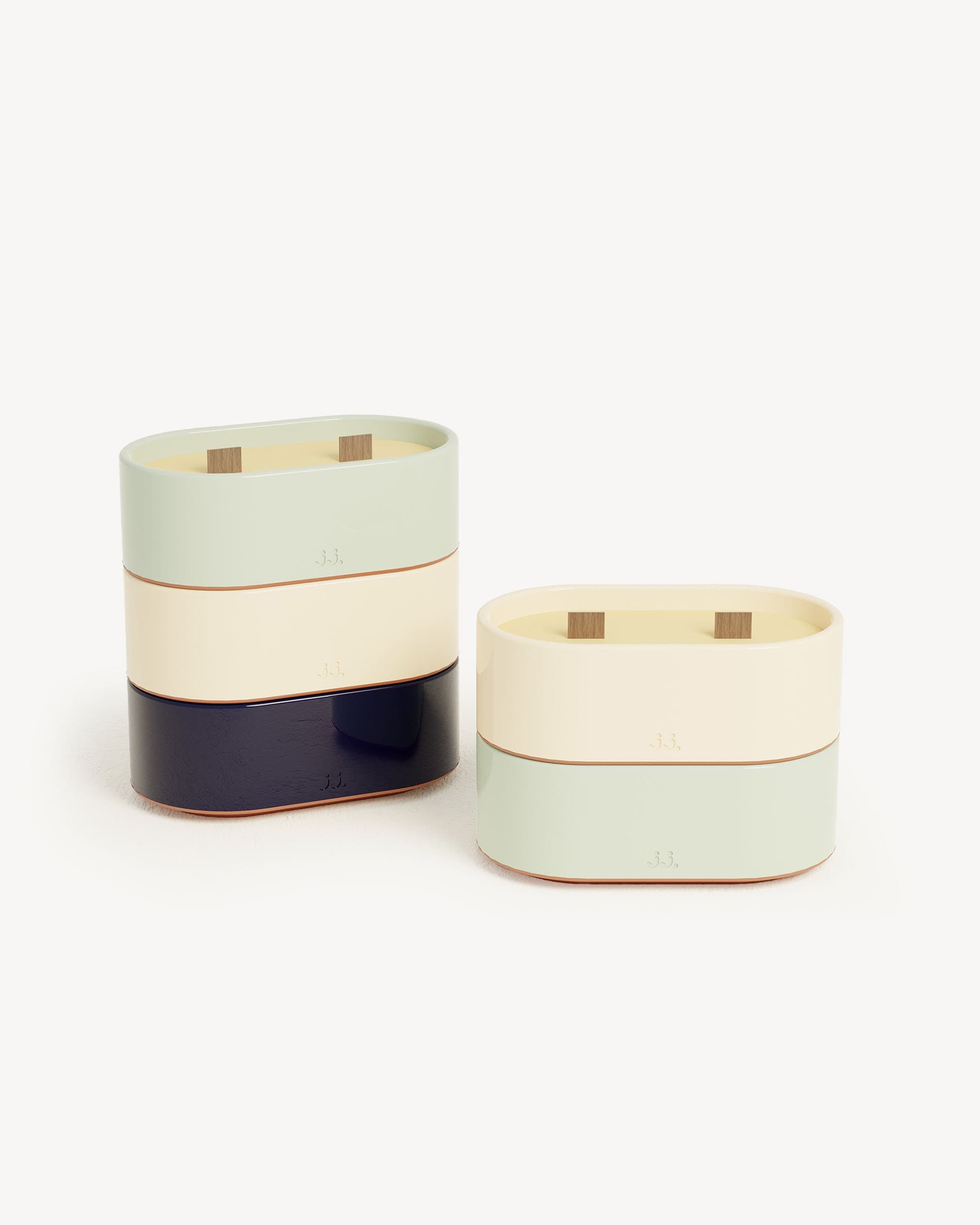 Conjunto de velas Totem S em verde água e bege marfim, cera perfumada com citronela combinada com eucalipto e limão.