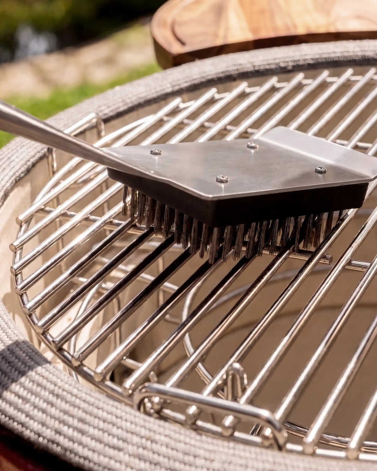 Escova de inox e acácia Kokko para grelha de barbecue