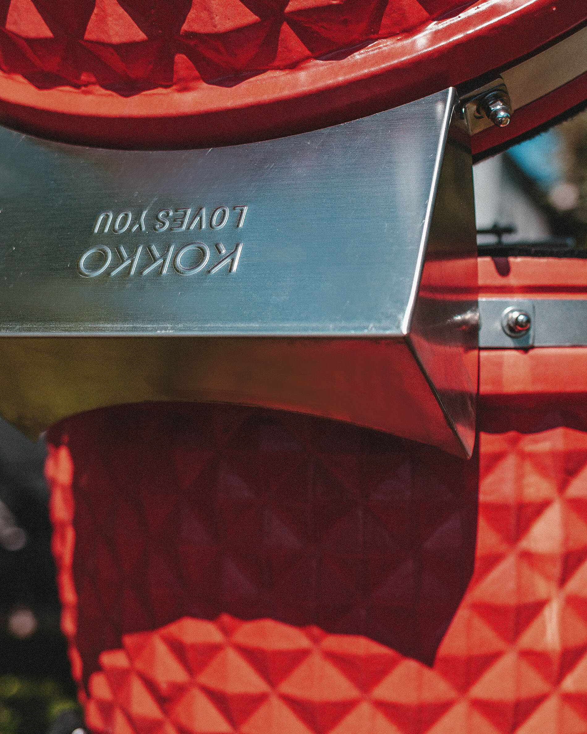 Tampa em inox montada na dobradiça traseira do kamado Kokko.