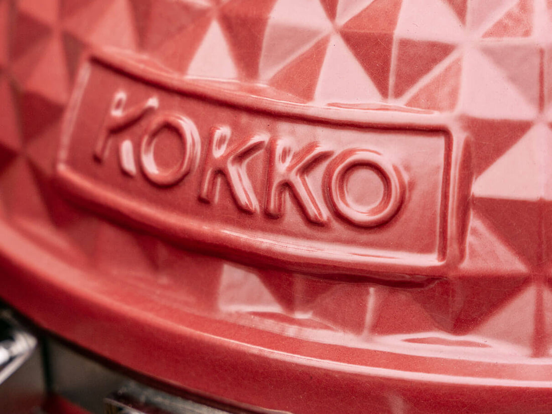 Detalhe do logótipo Kokko em relevo na cerâmica vermelha do kamado.