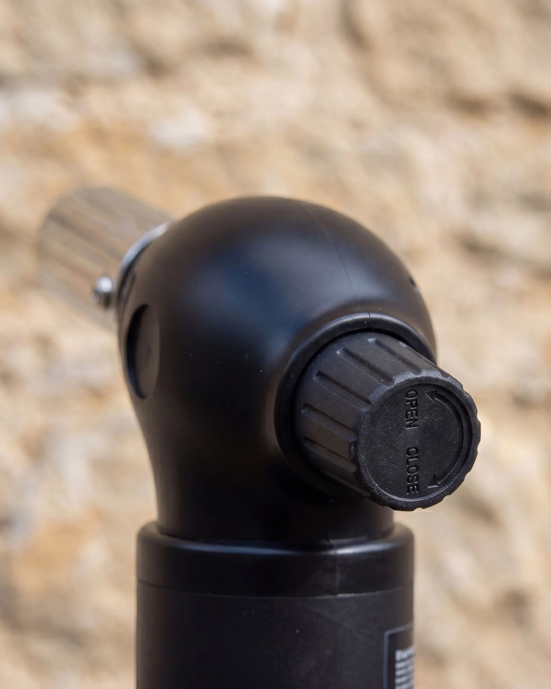 Detalhe da cabeça do maçarico Kokko para acendimento rápido