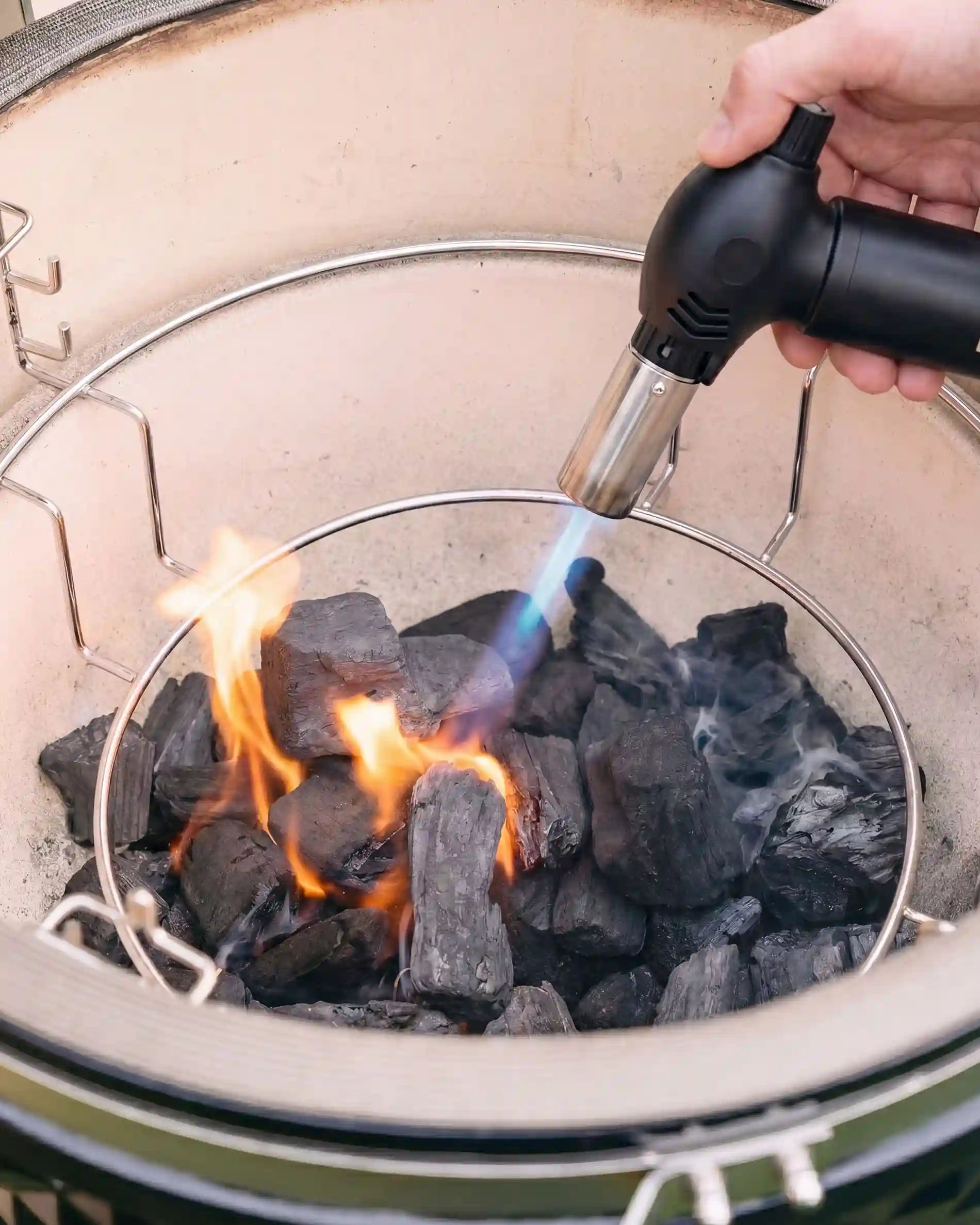 Acendimento do carvão num kamado com o maçarico Kokko