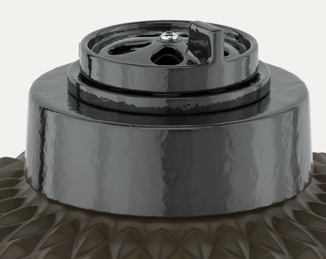 Chaminé em ferro fundido do kamado Kokko XL para controlo do fluxo de ar.