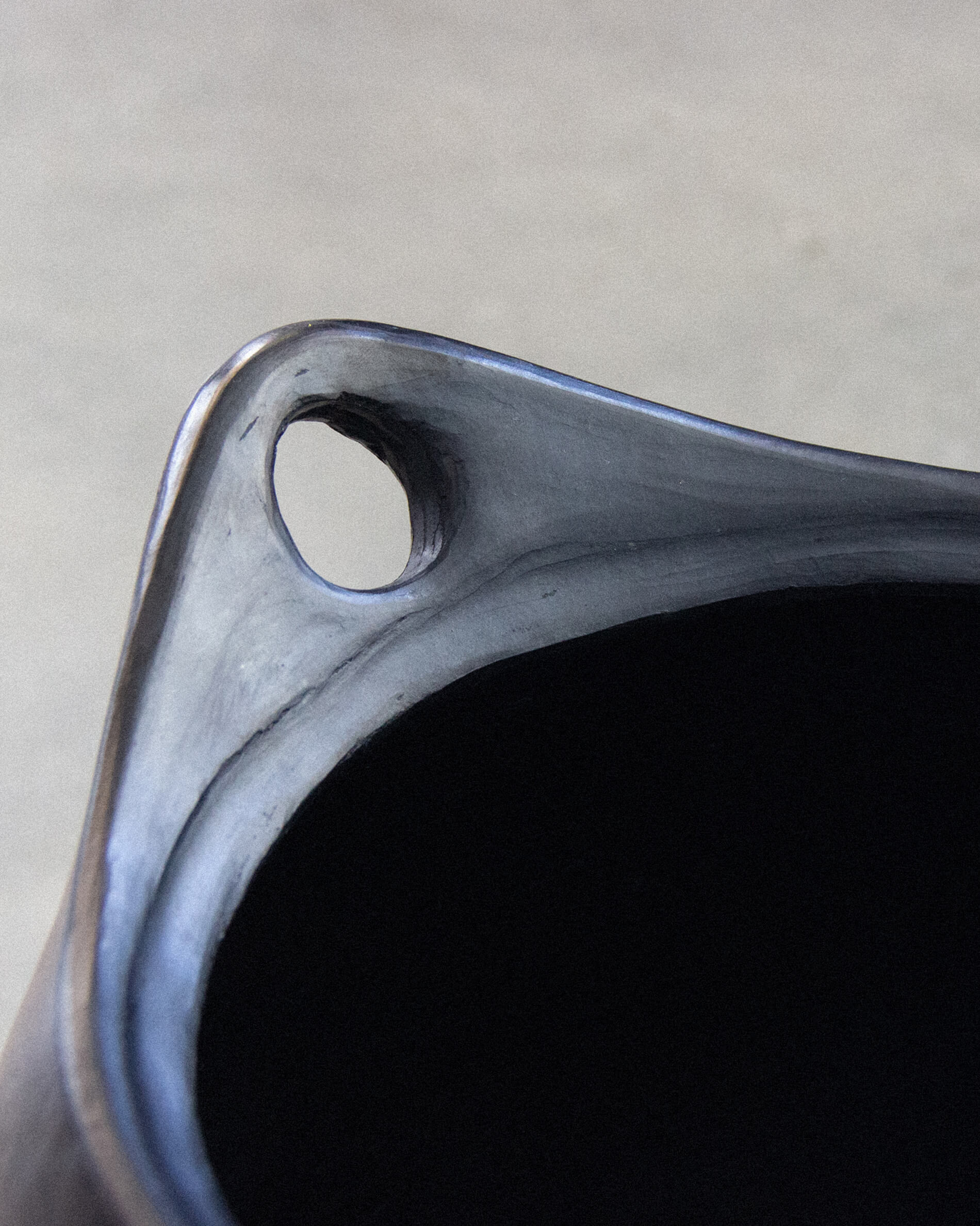 Cocotte alta redonda em barro preto Chamba