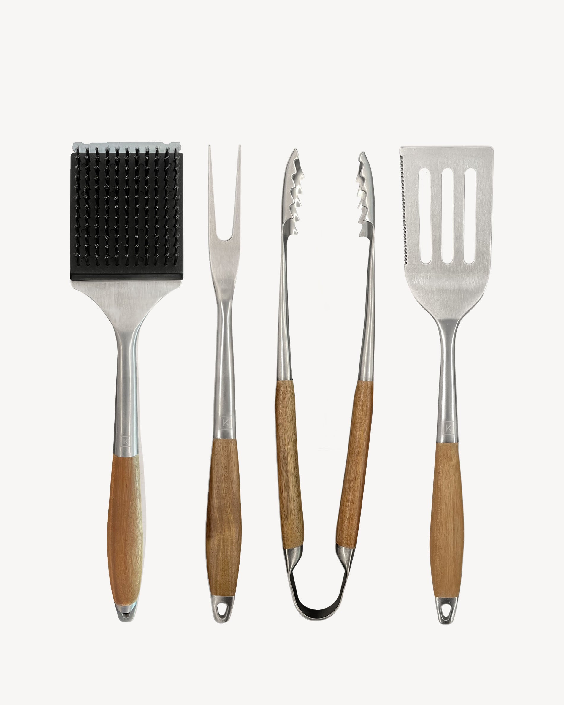 Quatro utensílios em inox e bambu