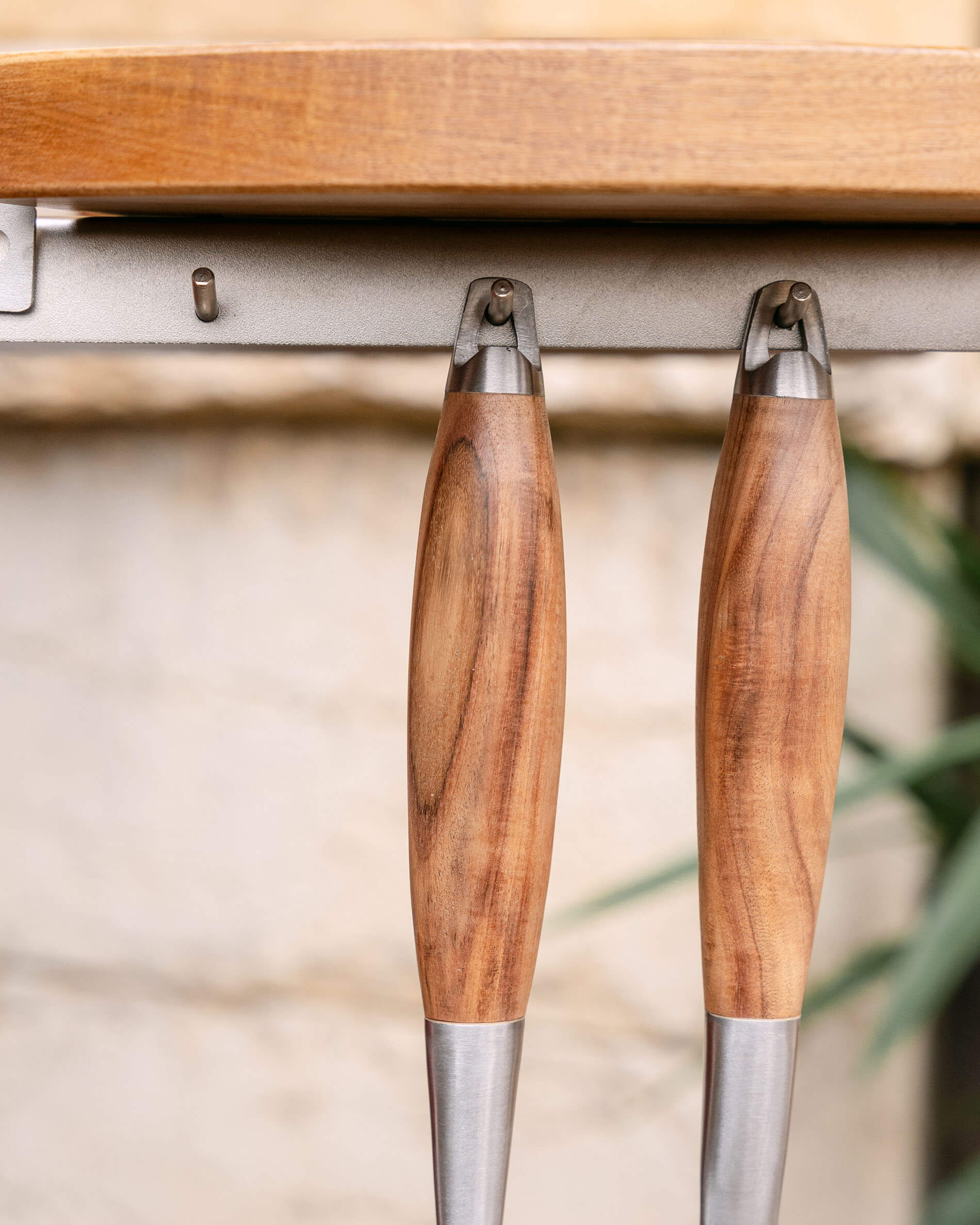 Utensílios em inox e acácia