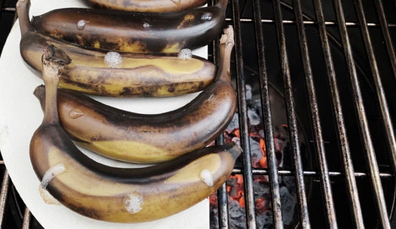 Bananas em cozedura indireta no kamado