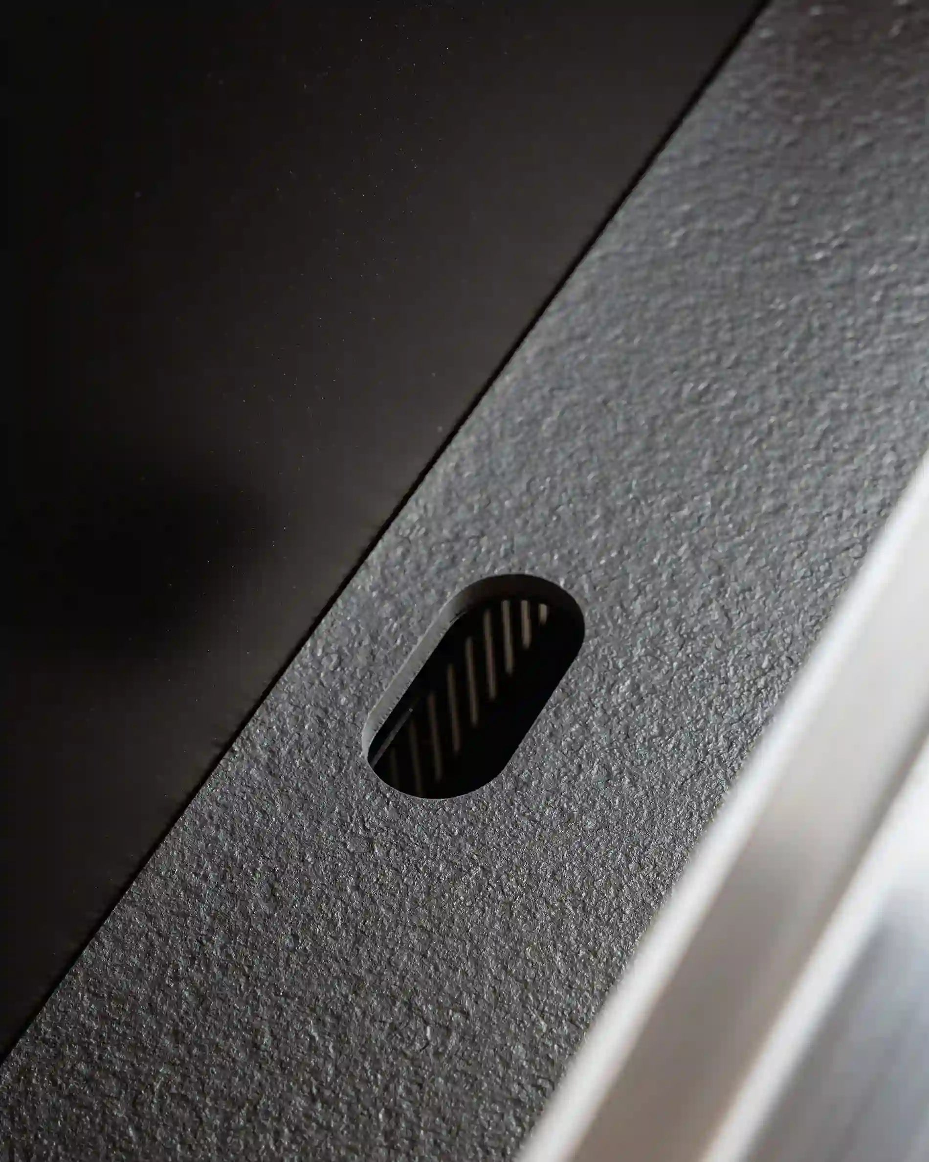 Detalhe da pega embutida do móvel de cozinha exterior Kokko
