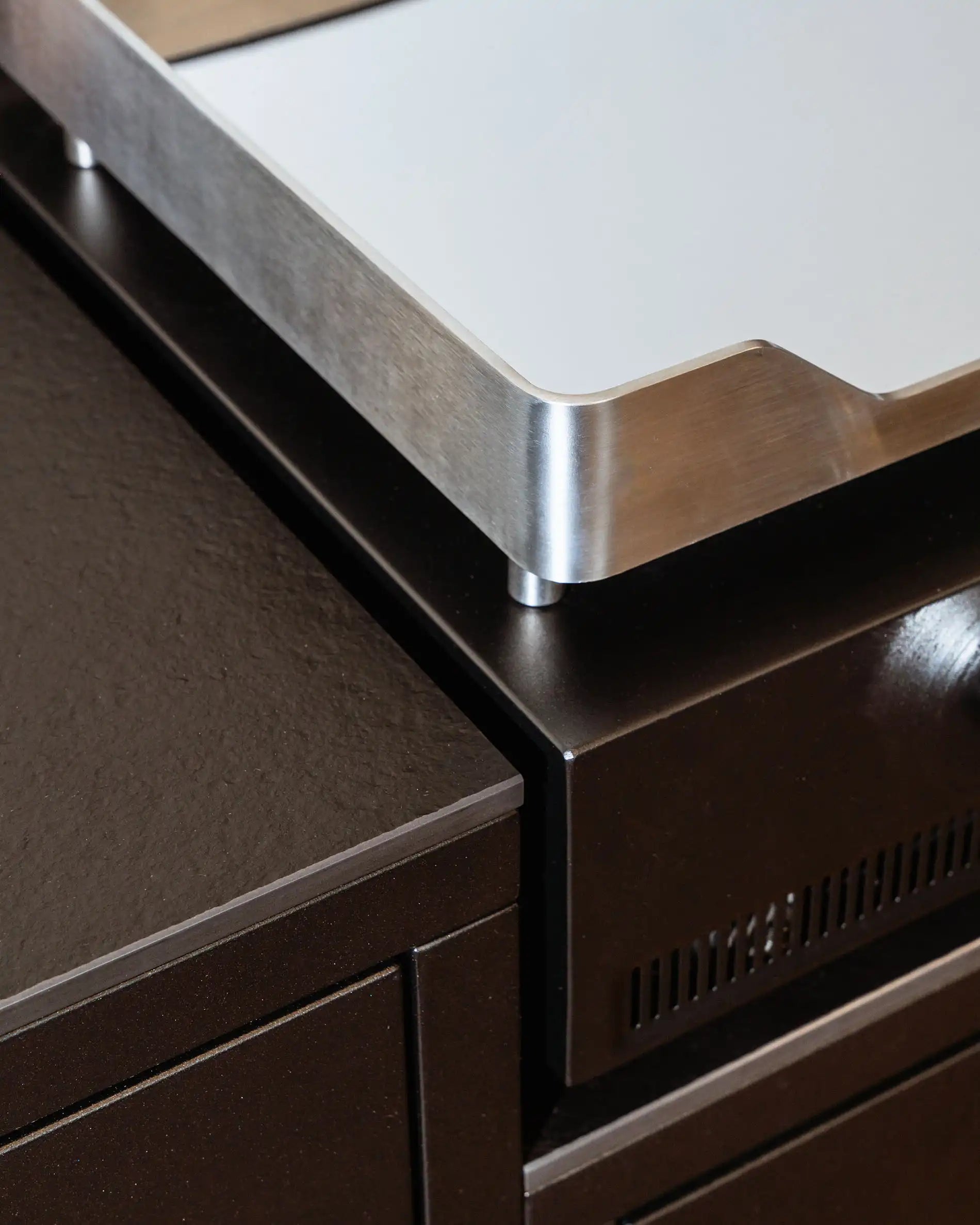 Detalhe da placa inox da cozinha exterior Pilotis