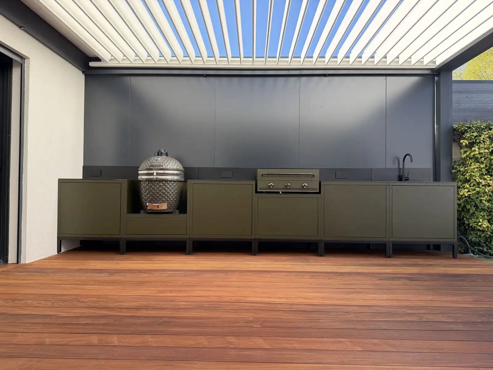 Cuisine extérieure Kokko olive avec kamado intégrée sous pergola