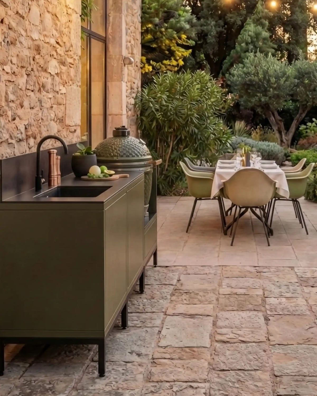 Cozinha exterior Kokko Pilotis olive com lava-loiça e zona de refeições ao ar livre