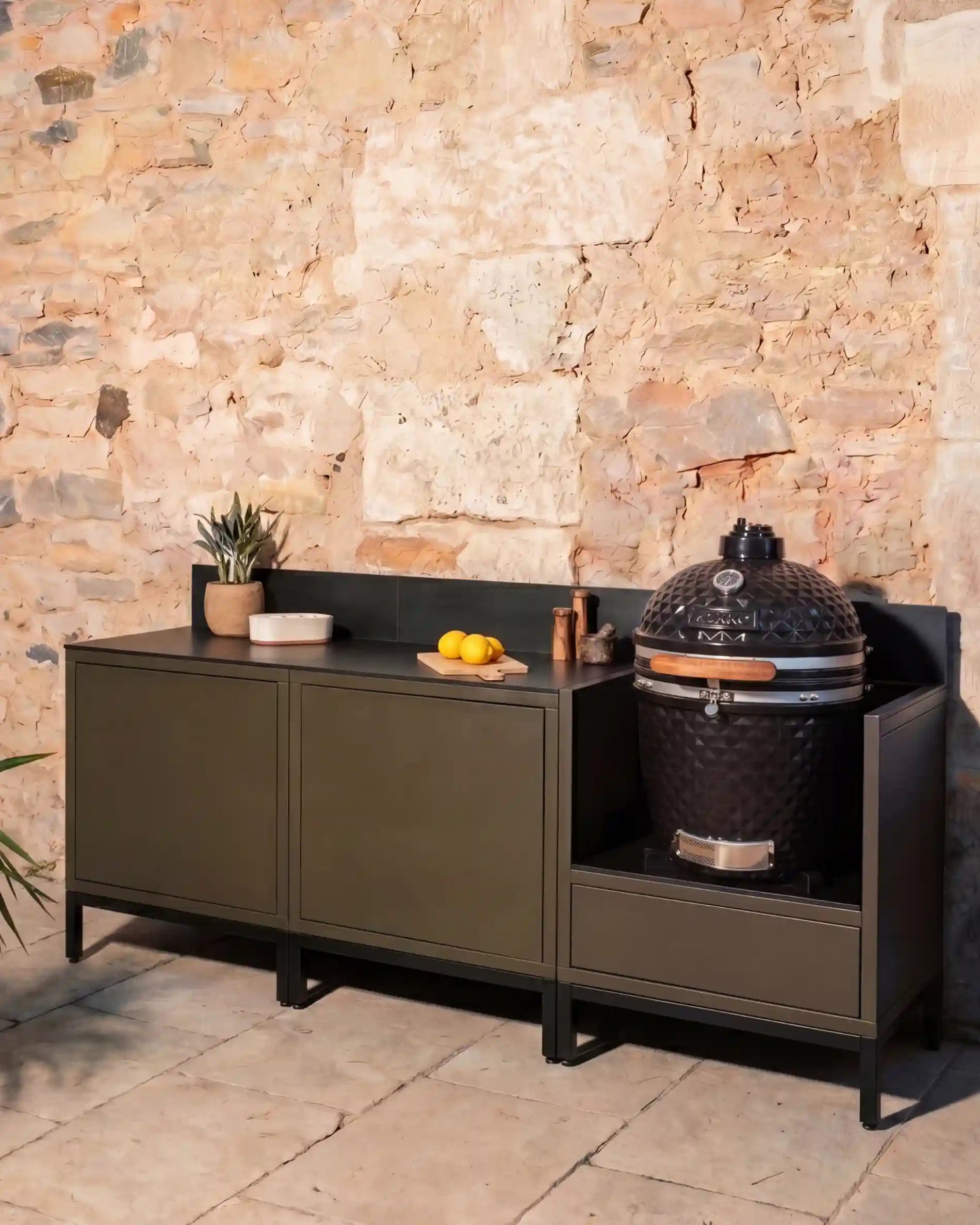 Cozinha exterior Kokko olive com kamado e tampo de trabalho preto
