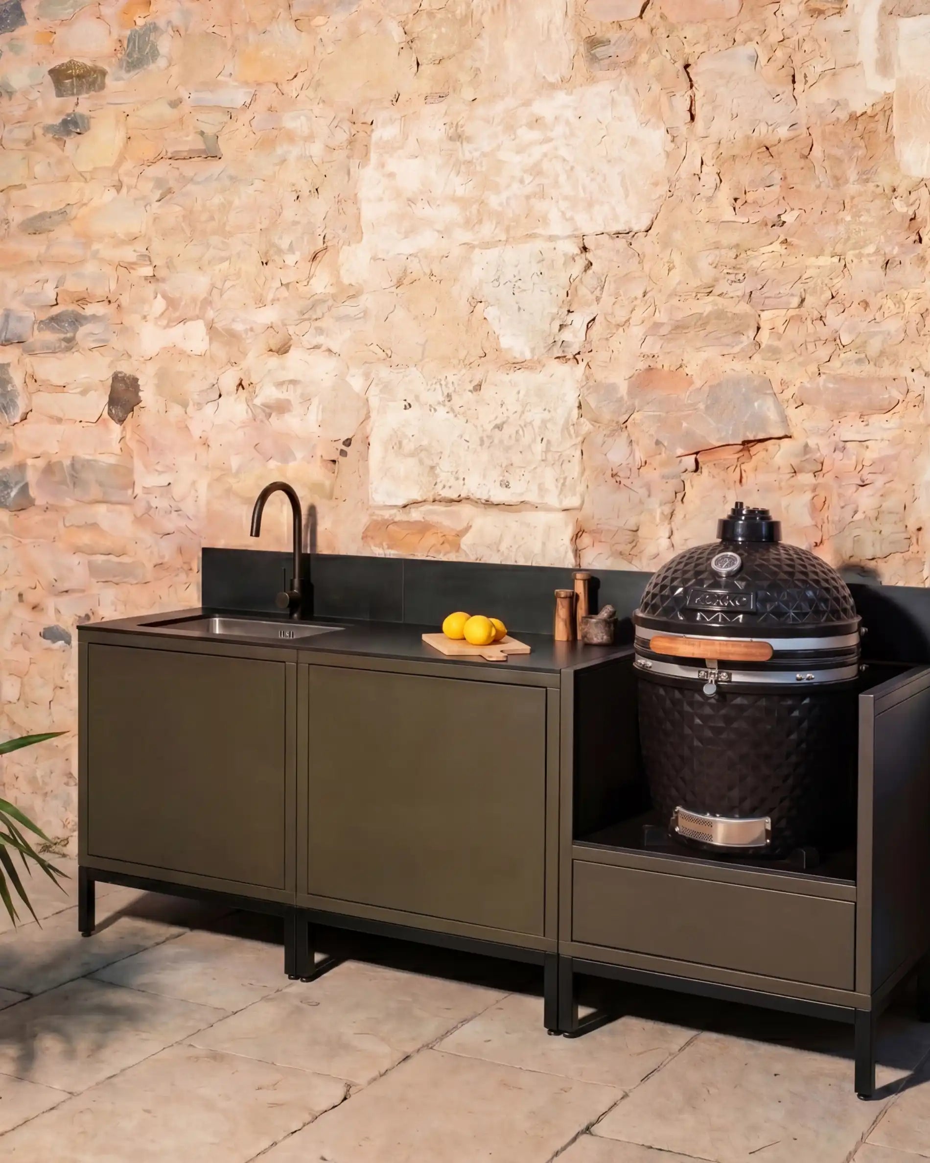 Cozinha exterior Kokko olive com lava-loiça preto e kamado integrado
