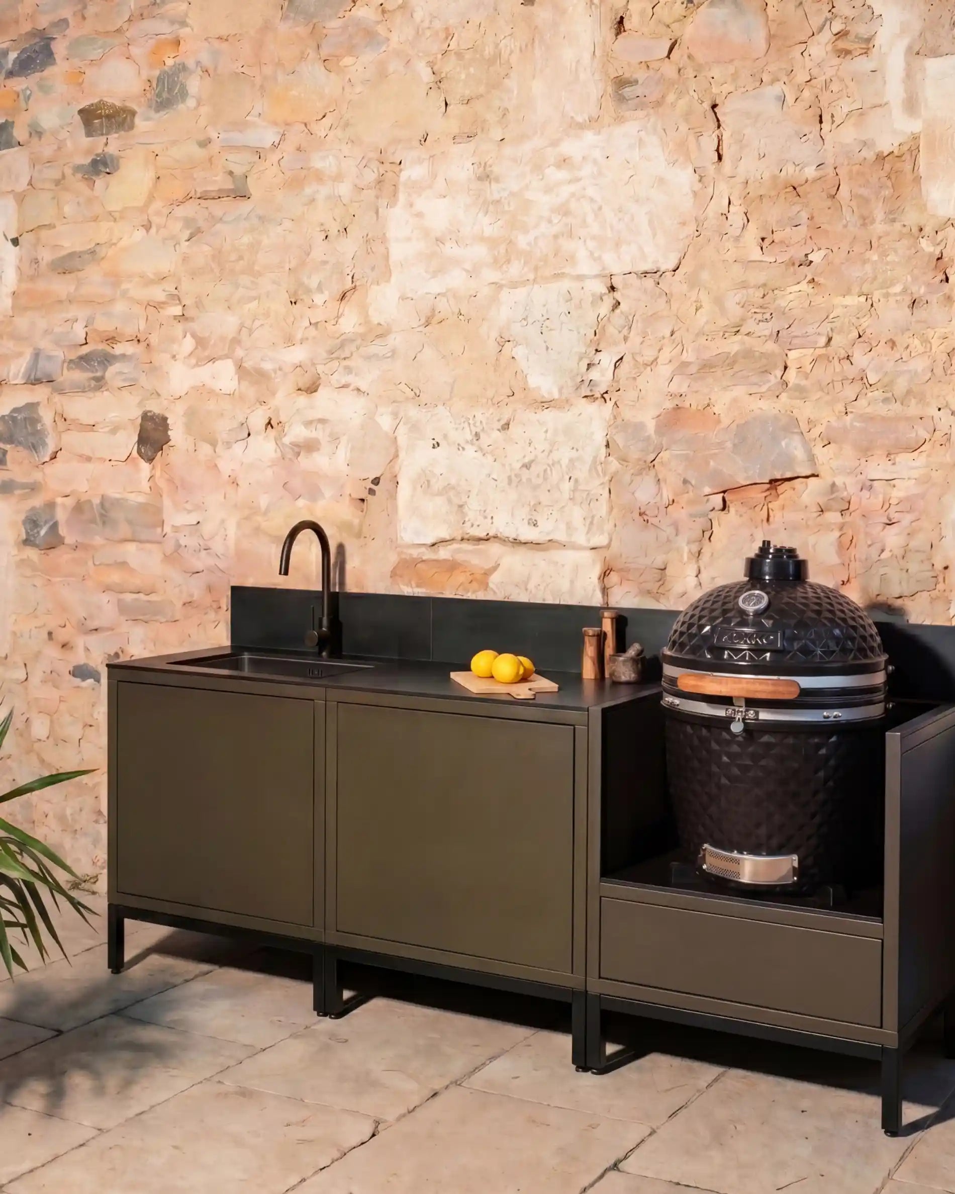 Cozinha exterior Kokko olive com lava-loiça preto e kamado integrado