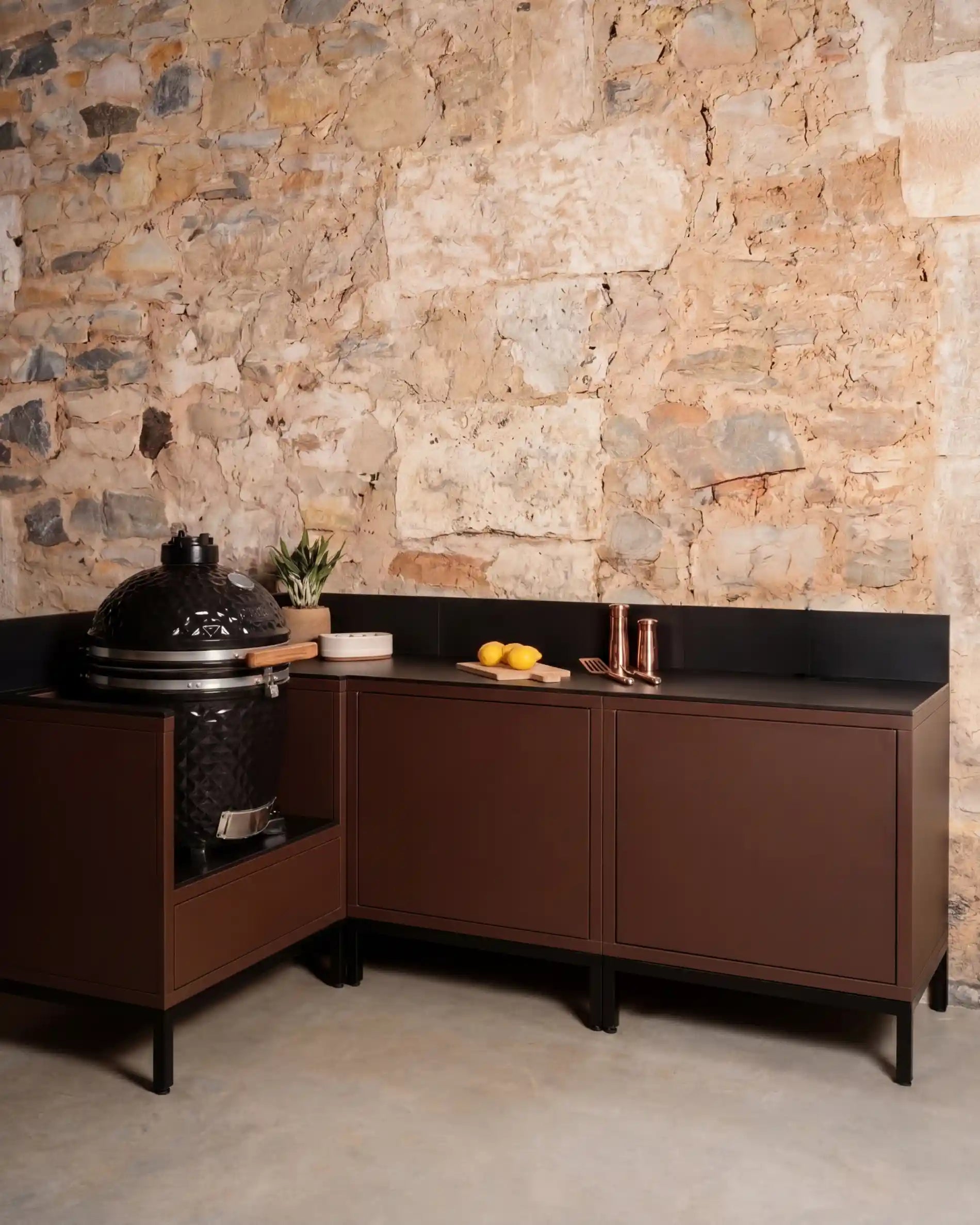 Cozinha exterior Kokko Pilotis 4 módulos em ângulo cor rust com kamado
