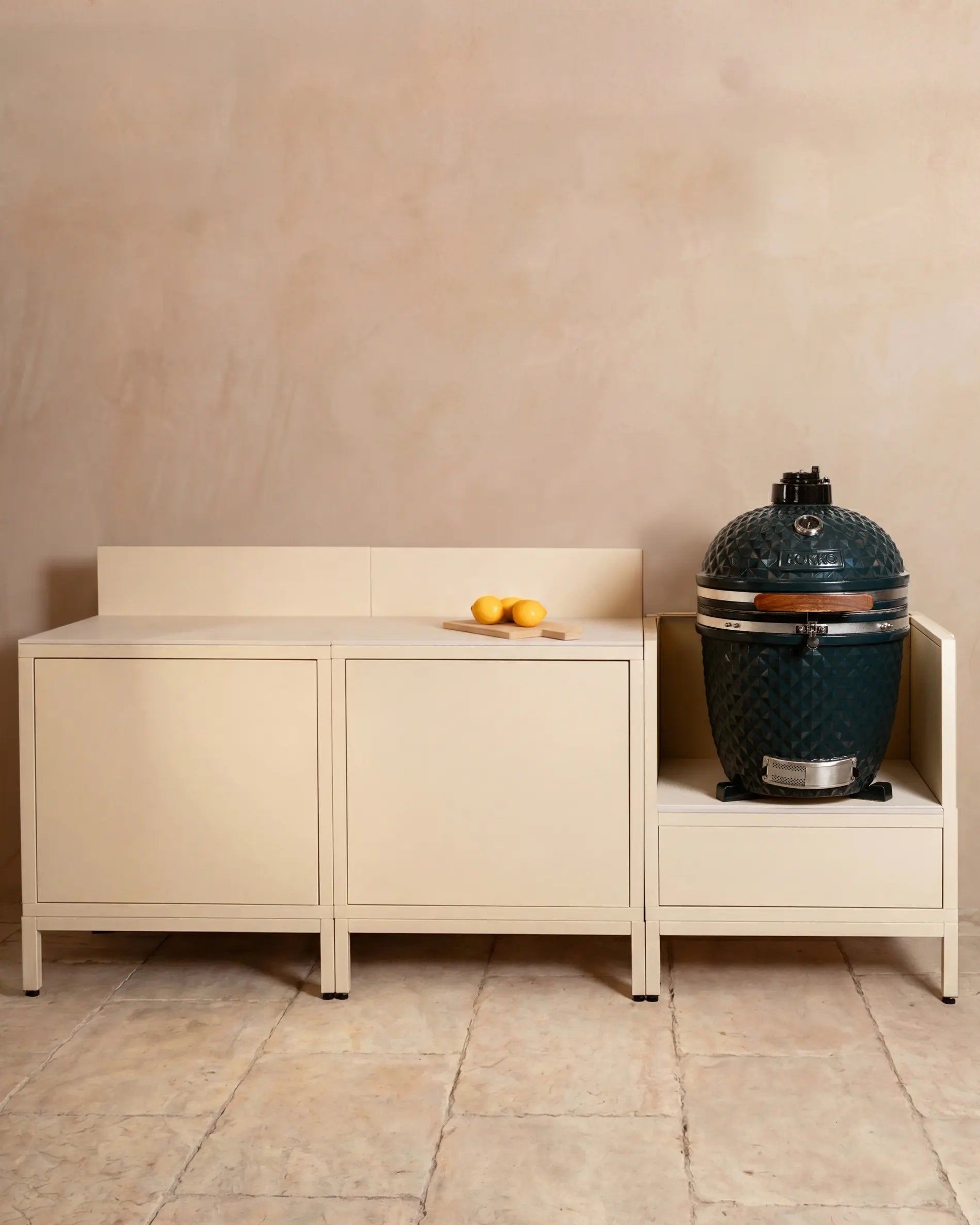 Cozinha exterior Kokko creme com três módulos e kamado integrado