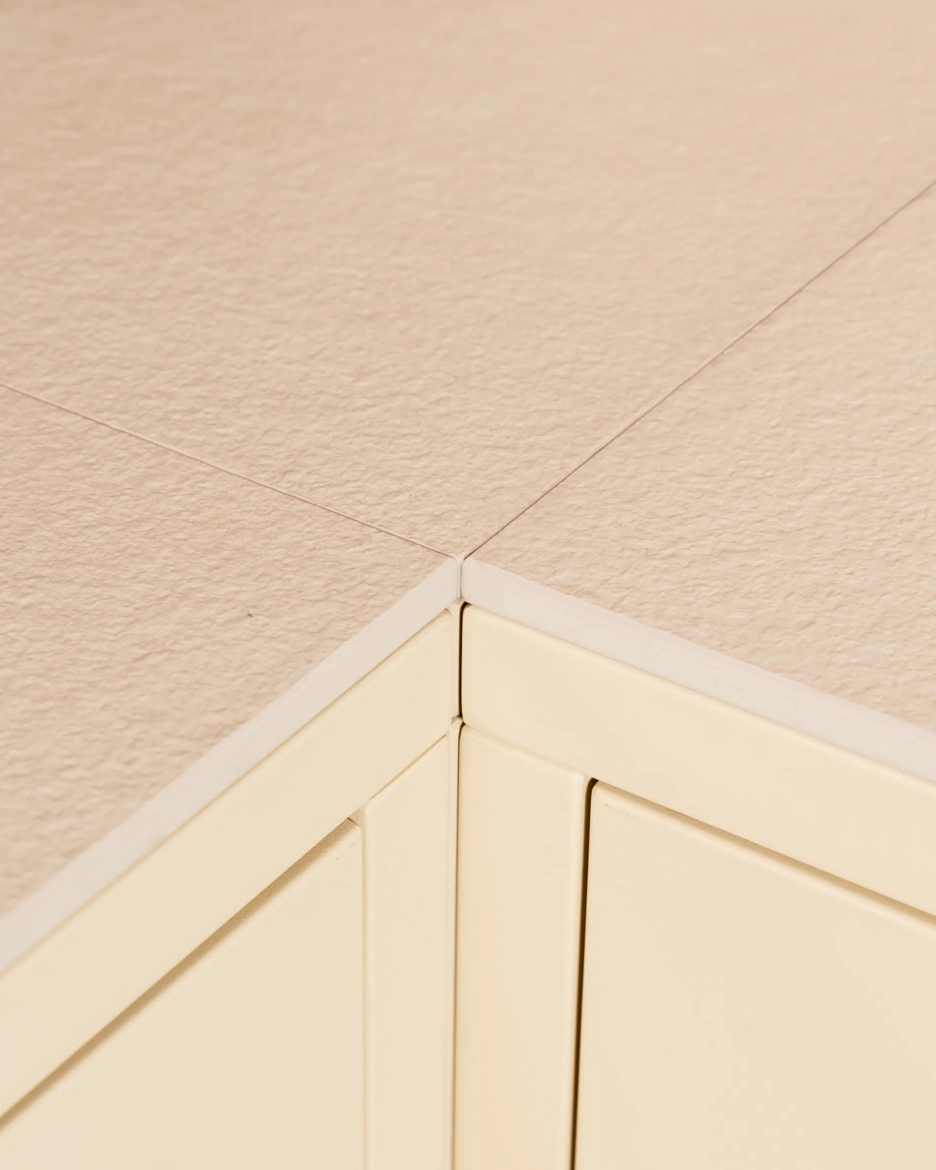 Detalhe do ângulo e montagem da cozinha exterior Kokko creme