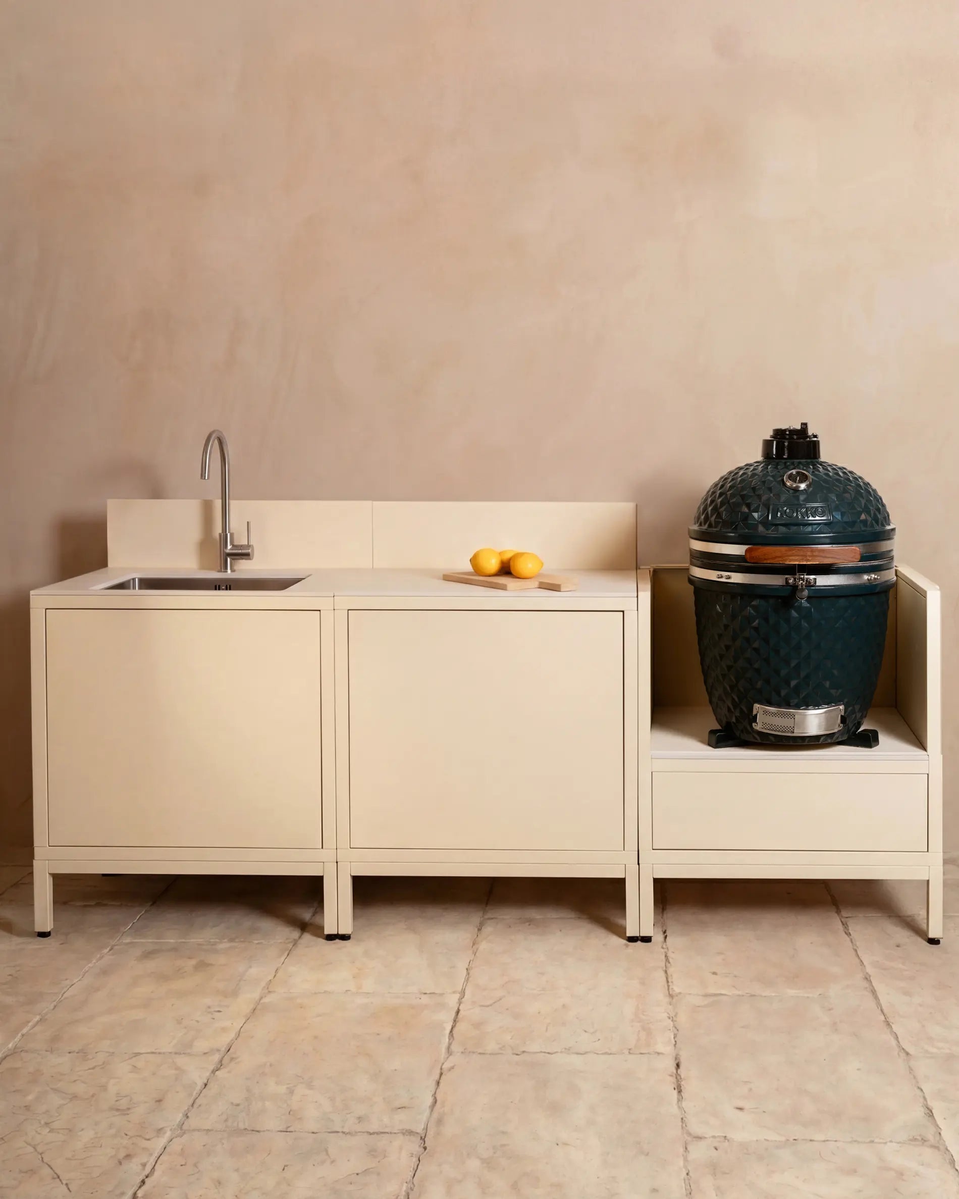 Cozinha exterior Kokko creme com lava-loiça, kamado e três módulos