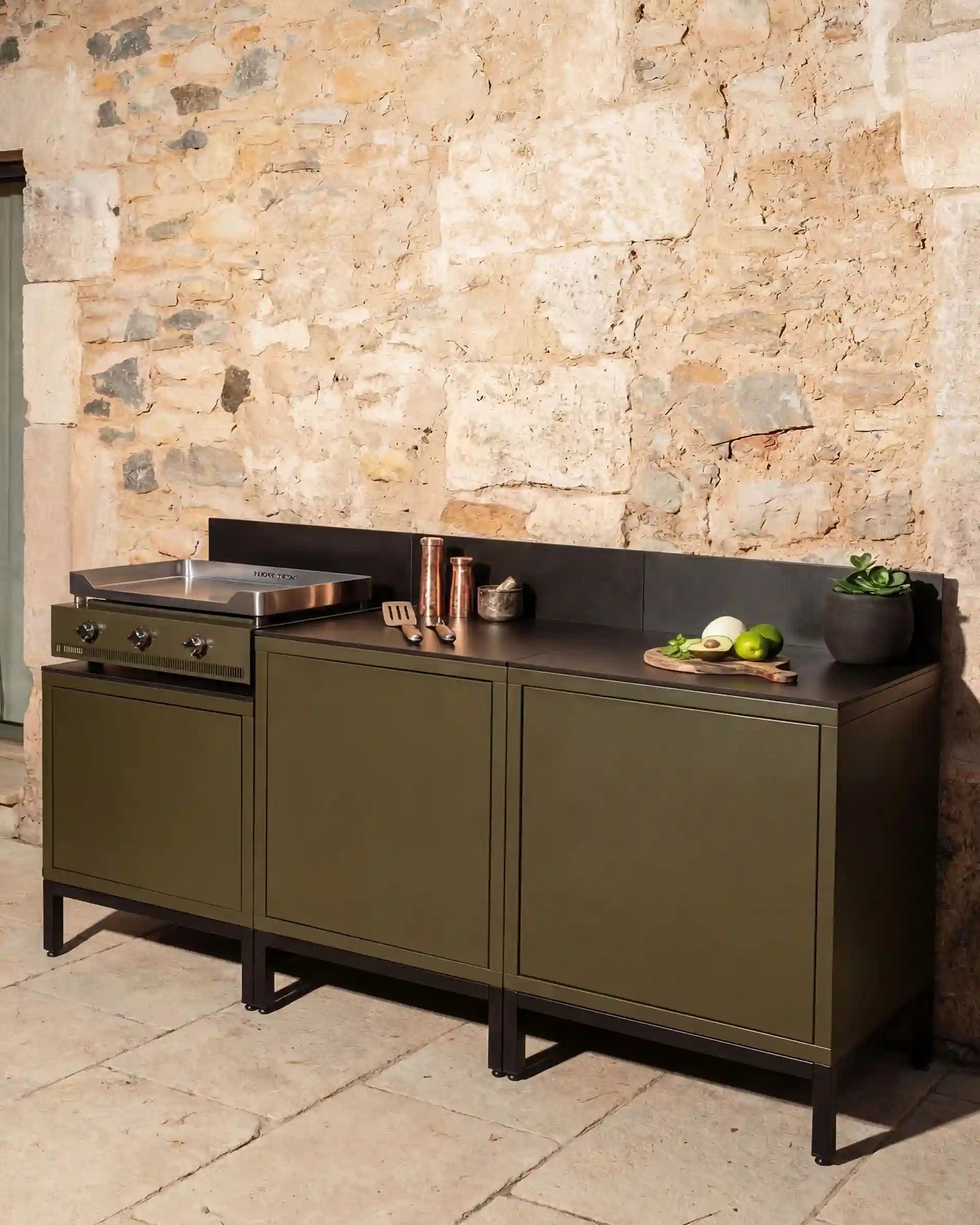 Cozinha exterior Kokko Pilotis olive com plancha integrada