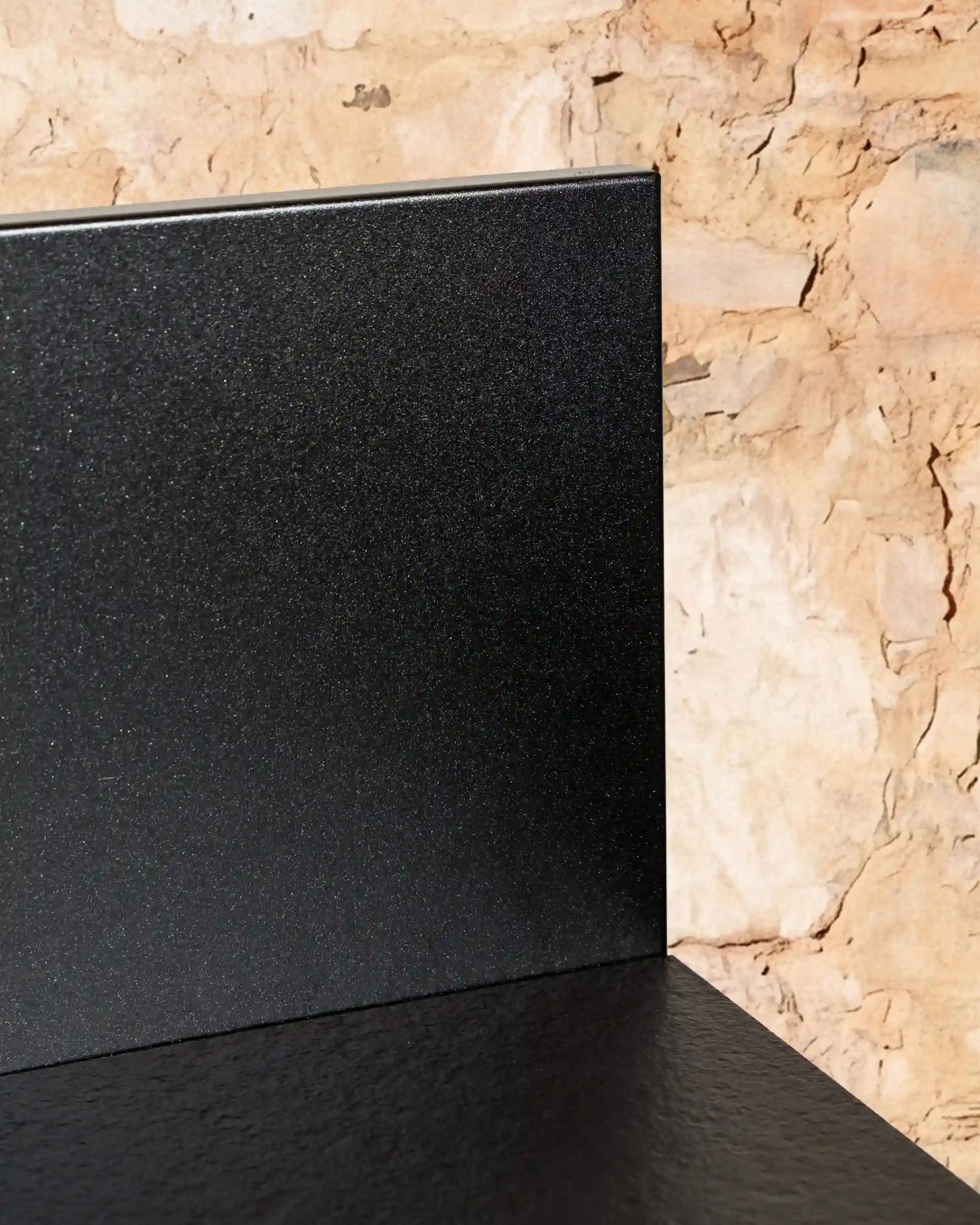 Detalhe do painel preto e tampo de trabalho da cozinha exterior Kokko