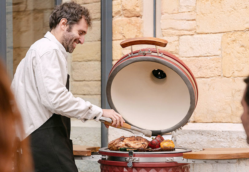 Especialista Kokko a utilizar um kamado vermelho óxido no exterior para demonstrar as melhores práticas de confeção.