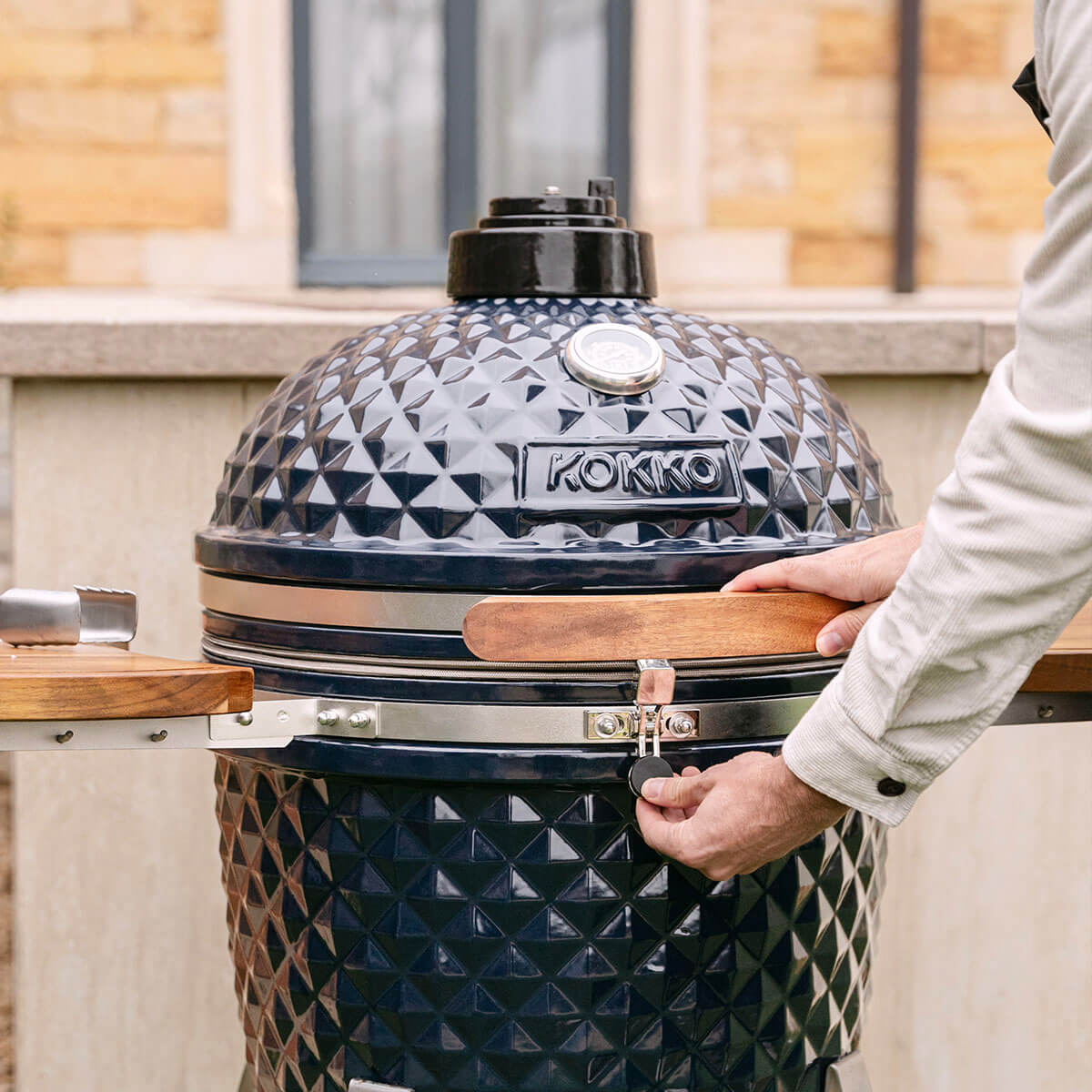 Detalhe do fecho do kamado Kokko, garantindo o fecho hermético da tampa.