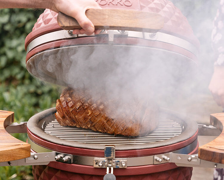 Kamado Kokko utilizado para defumação a quente, mostrando a confeção dos alimentos com produção de fumo para um aroma intenso.