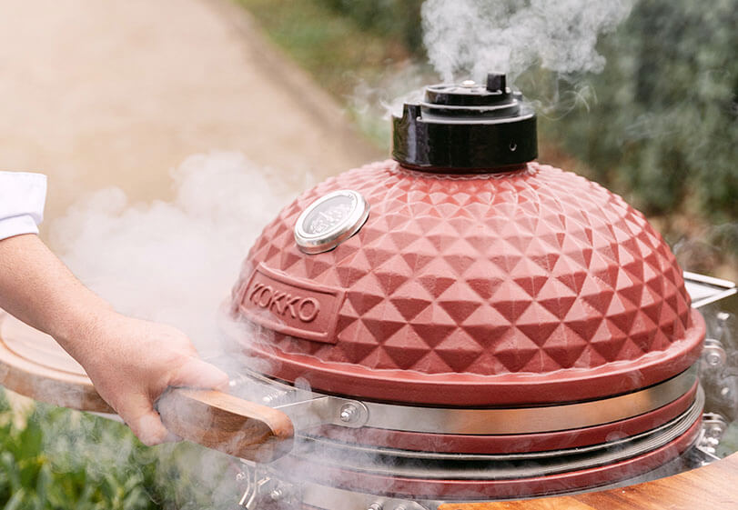 Kamado Kokko em cerâmica a ilustrar a qualidade de fabrico e a garantia do fabricante.