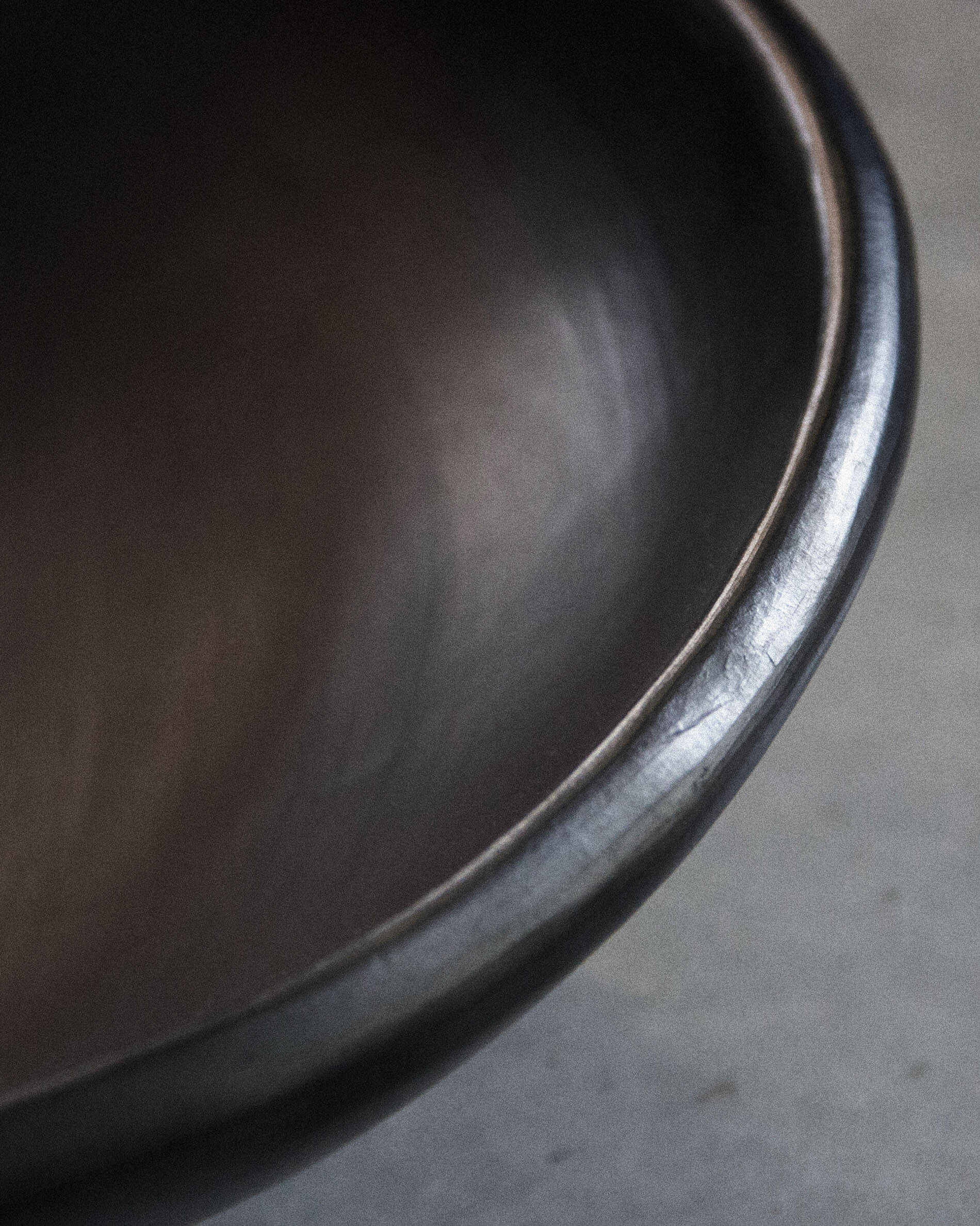 Grande taça de barro preto Chamba